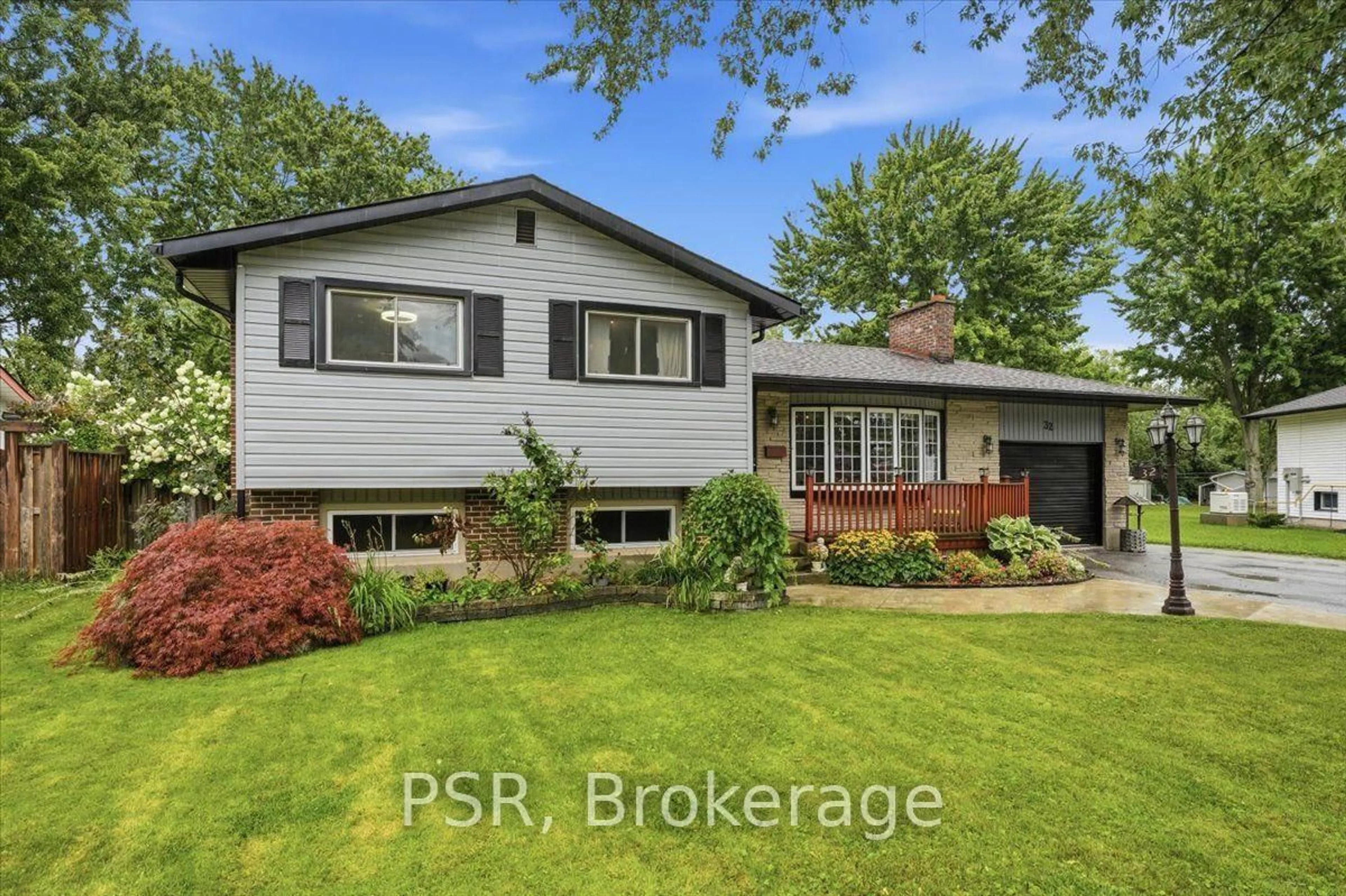 Home with brick exterior material, street for 32 Richmond St, Welland Ontario L3B 5L6