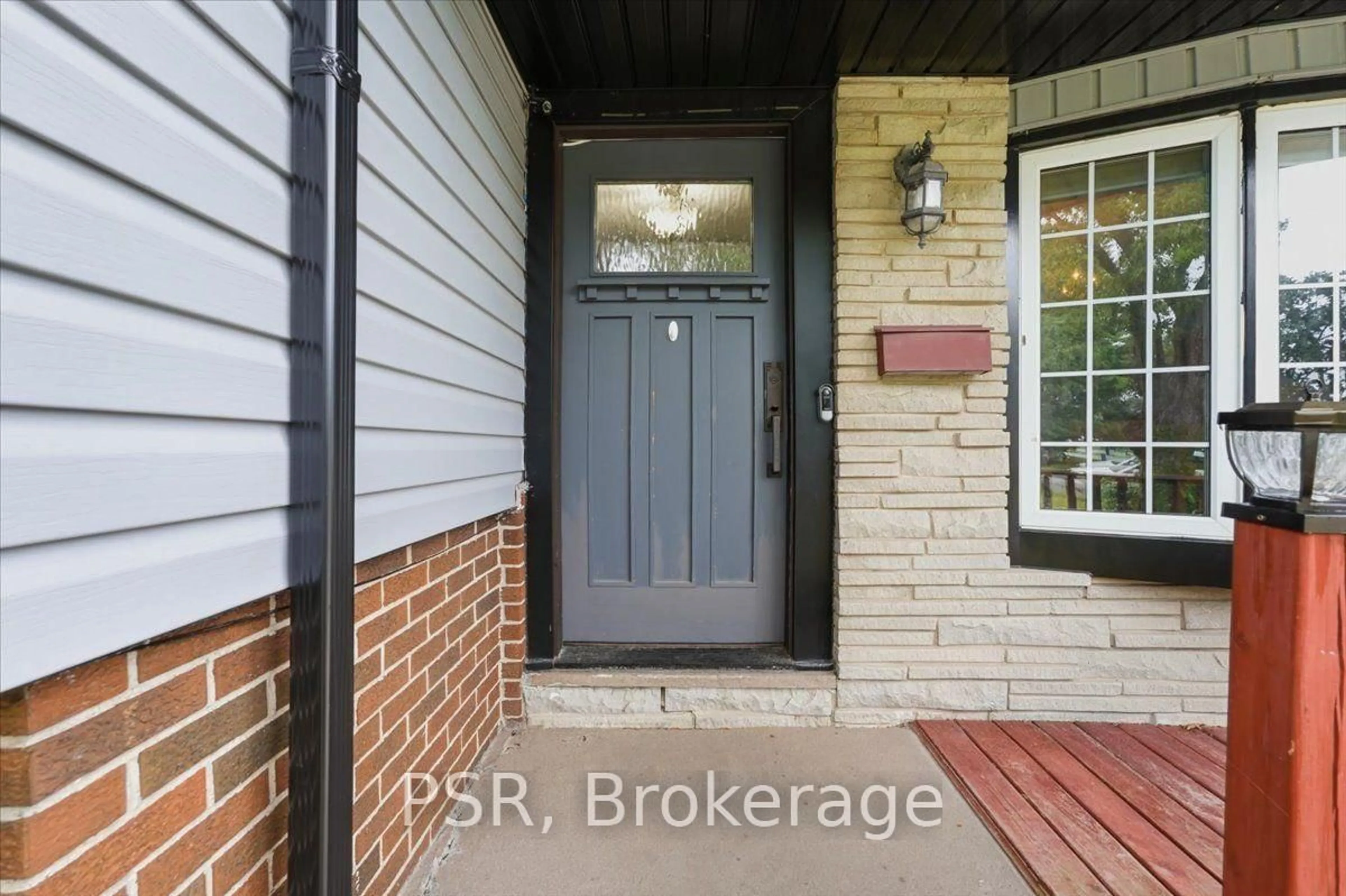 Indoor entryway for 32 Richmond St, Welland Ontario L3B 5L6