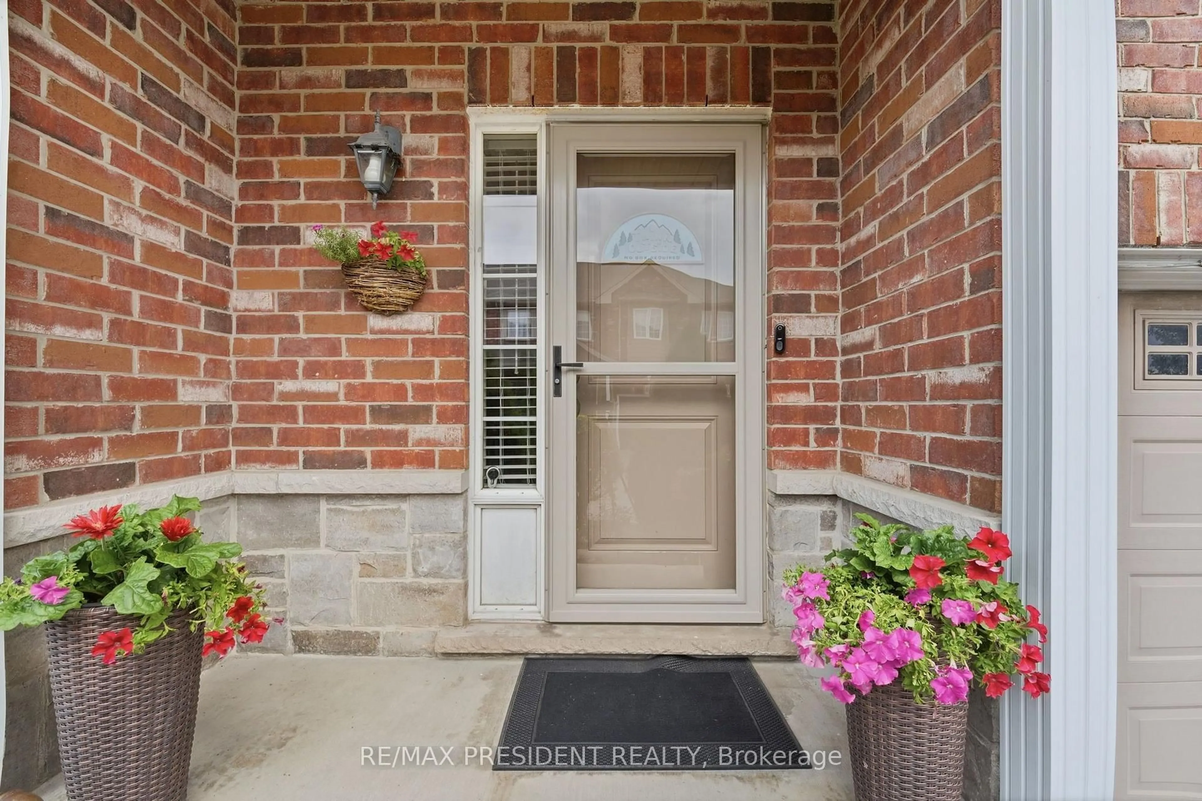 Indoor entryway for 45 SEABREEZE Cres #23, Hamilton Ontario L8E 0G1