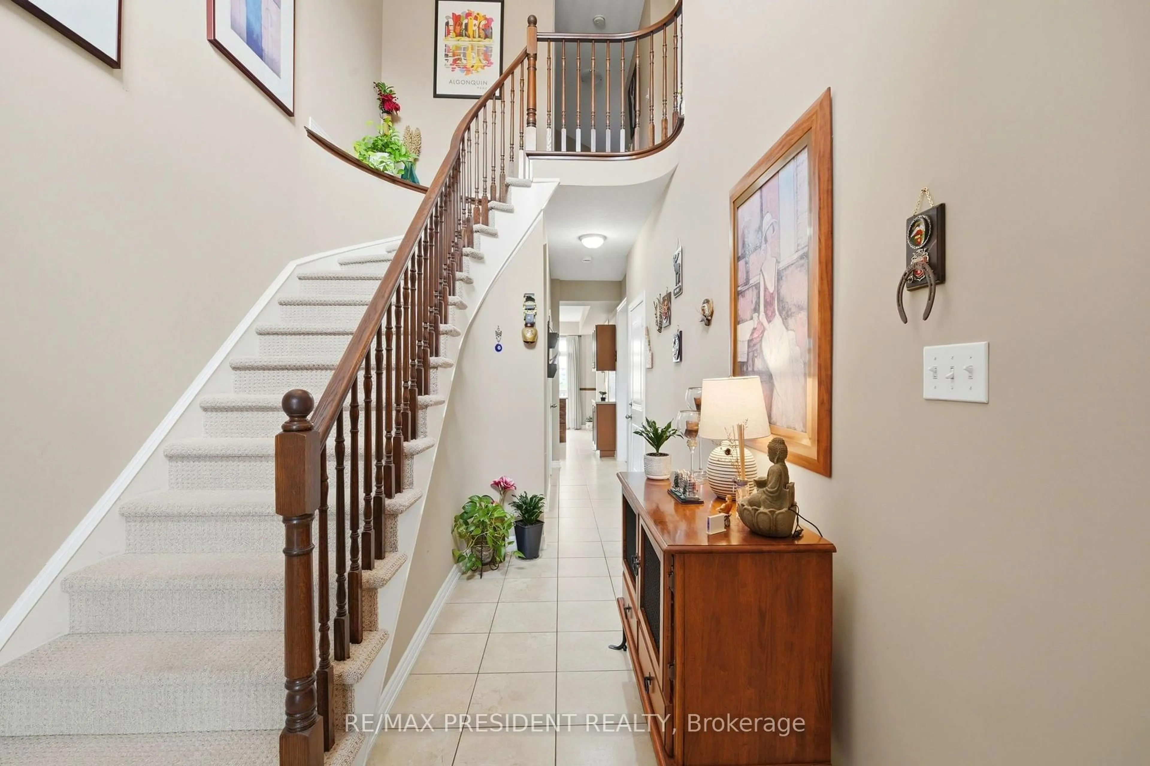 Indoor foyer for 45 SEABREEZE Cres #23, Hamilton Ontario L8E 0G1
