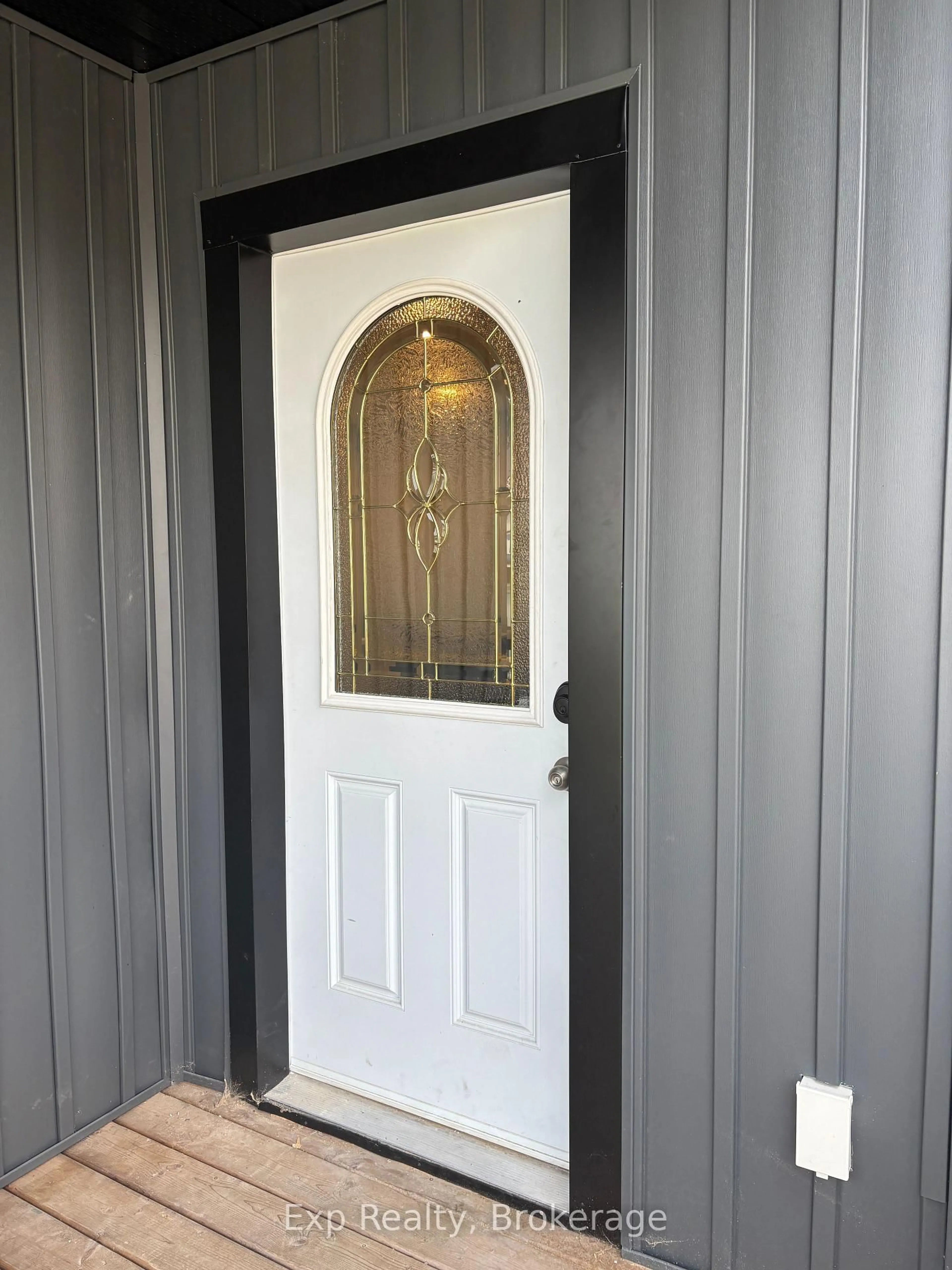 Indoor entryway for 529 Old 2 Highway #28, Quinte West Ontario K8P 5V5