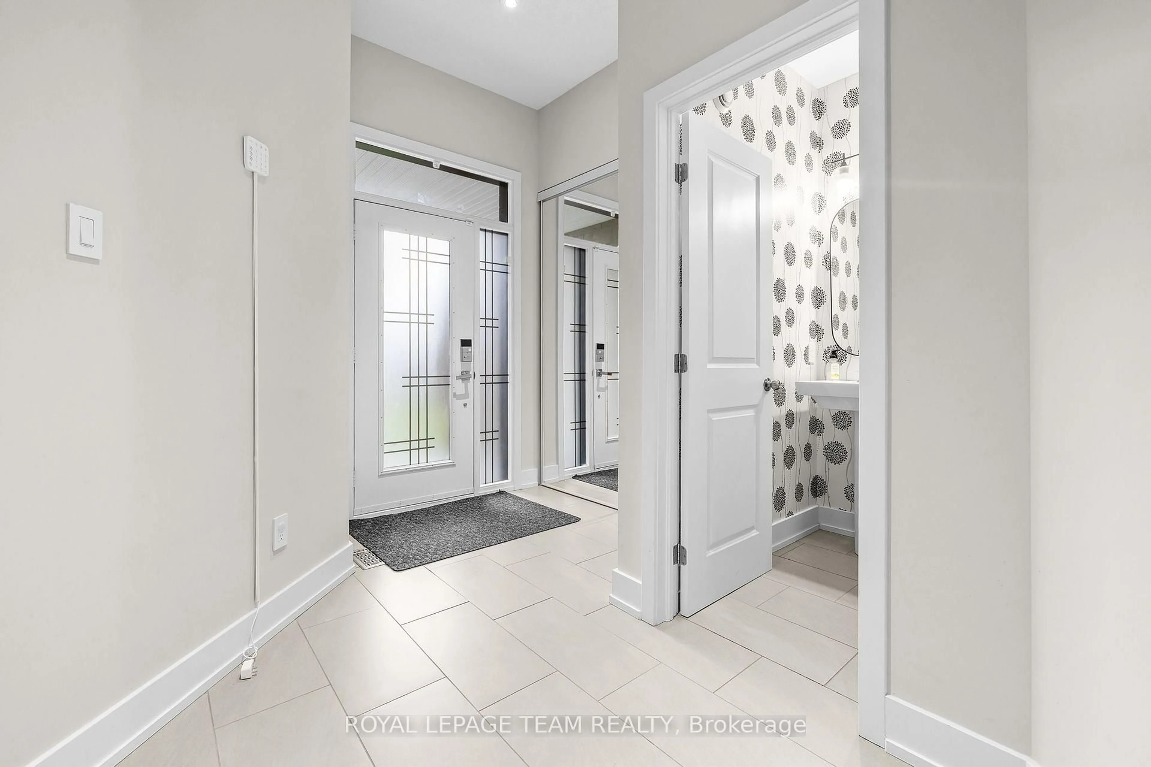 Indoor entryway for 605 Tennant Way, Ottawa Ontario K4M 0C6