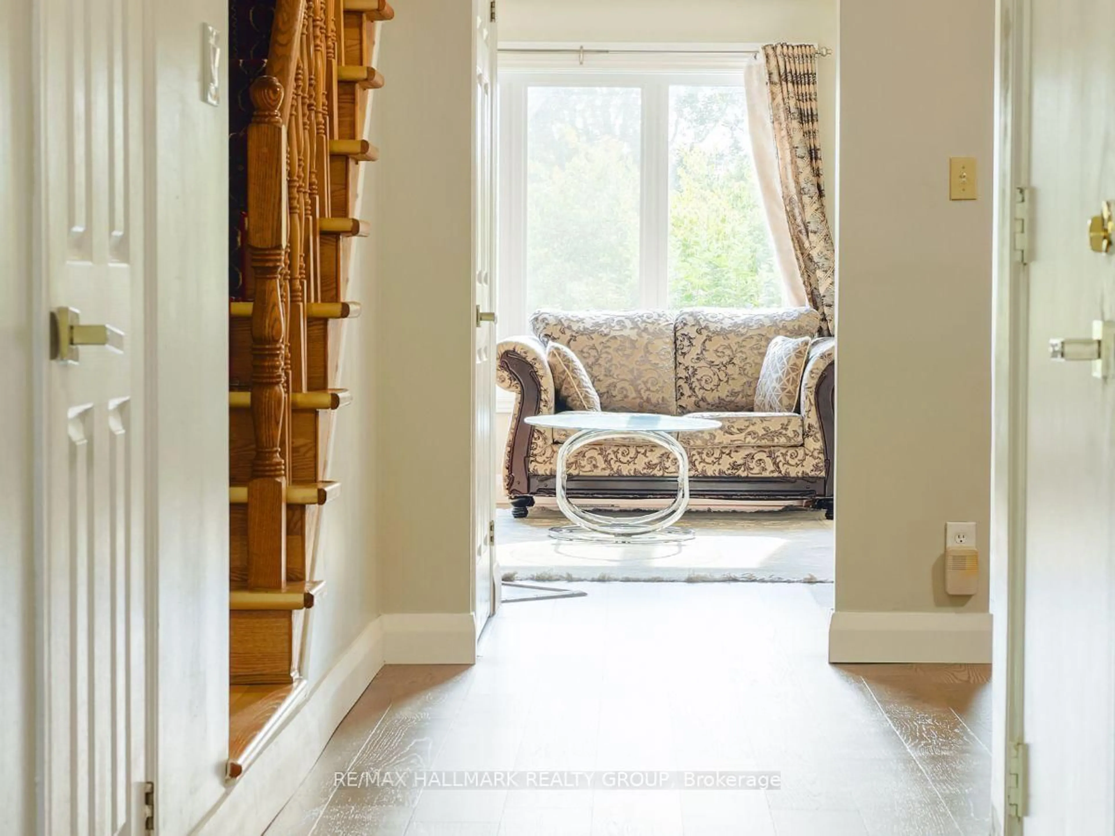 Indoor entryway for 44 Winnegreen Crt, Ottawa Ontario K1G 5S2