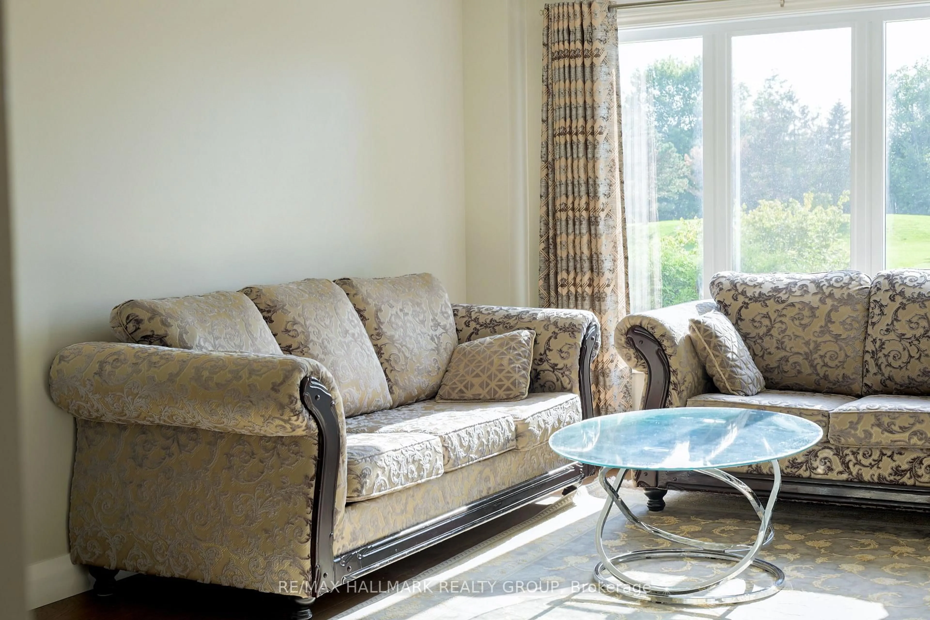 Living room with furniture, carpet floor for 44 Winnegreen Crt, Ottawa Ontario K1G 5S2