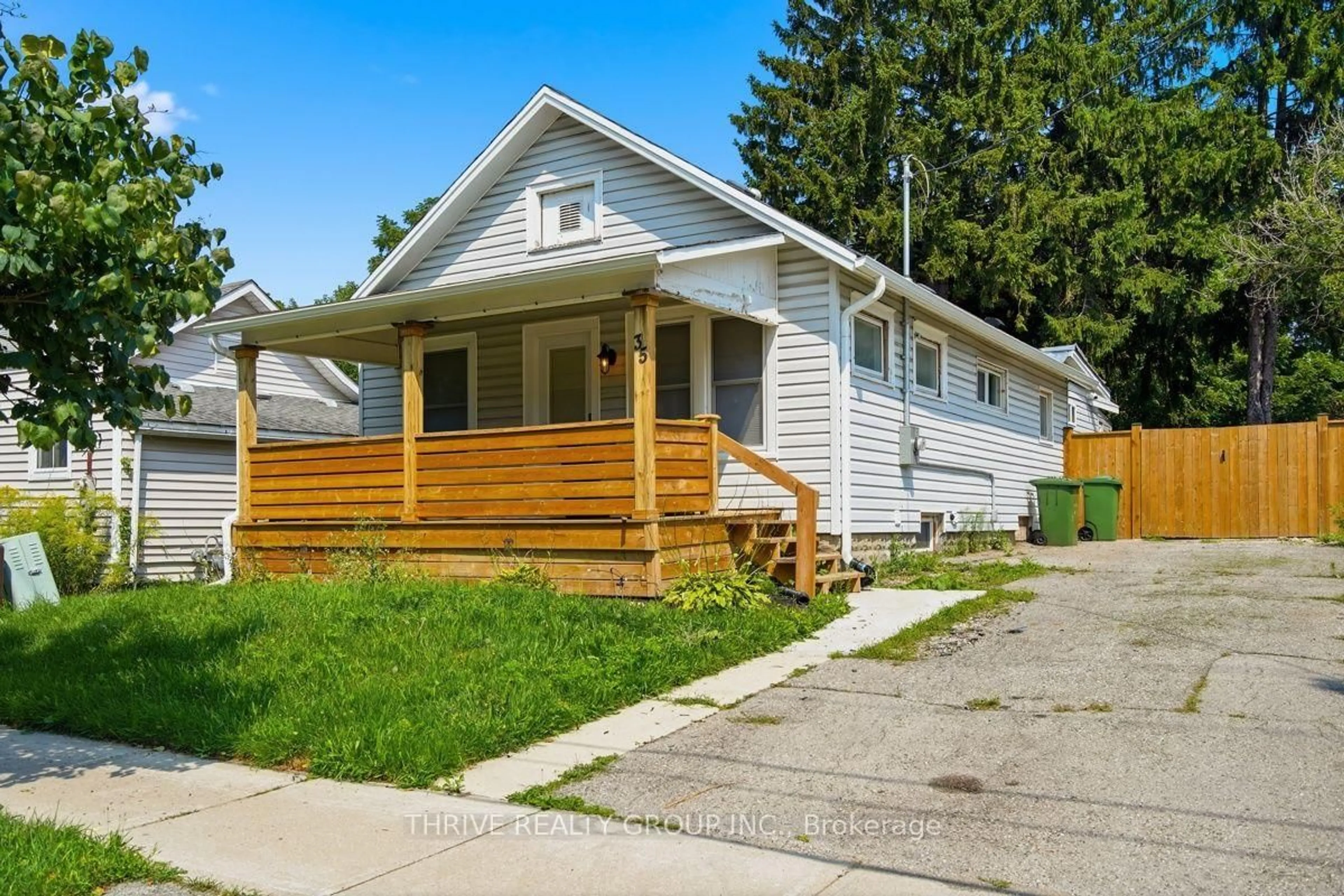 Home with vinyl exterior material, street for 35 Malakoff St, St. Thomas Ontario N5P 1L8