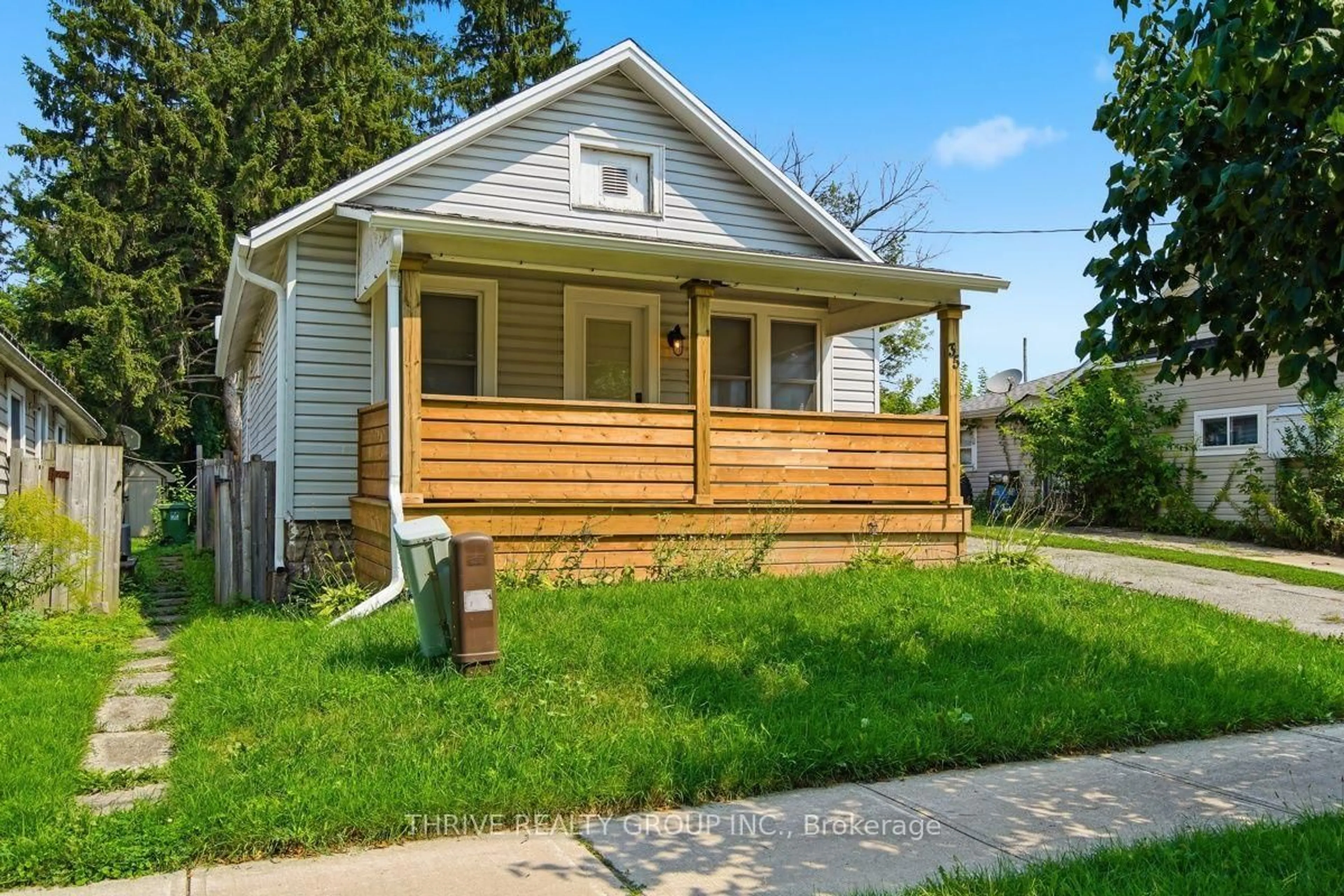 Home with vinyl exterior material, street for 35 Malakoff St, St. Thomas Ontario N5P 1L8