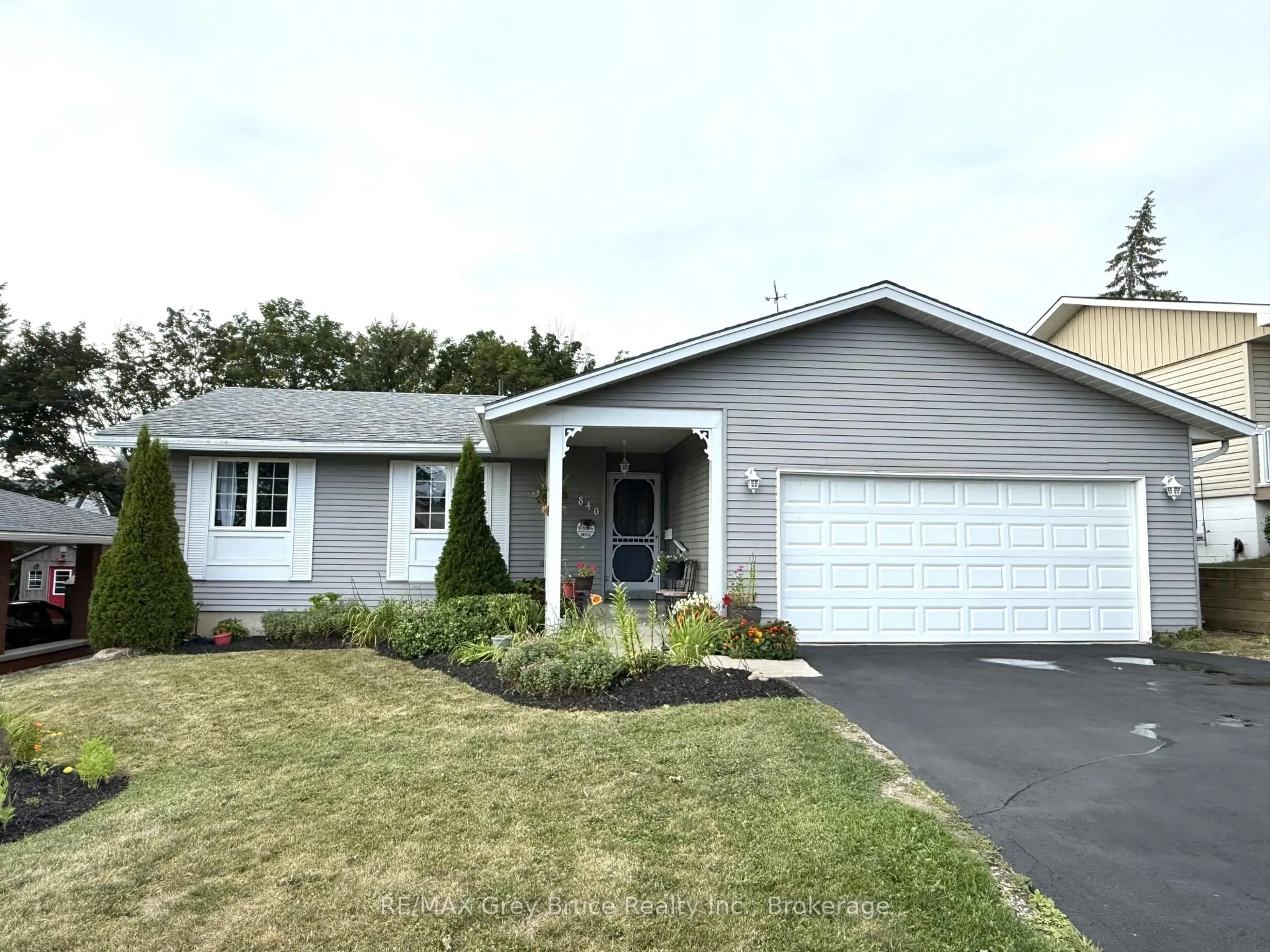 Home with vinyl exterior material, street for 840 4th St, Owen Sound Ontario N4K 1B6