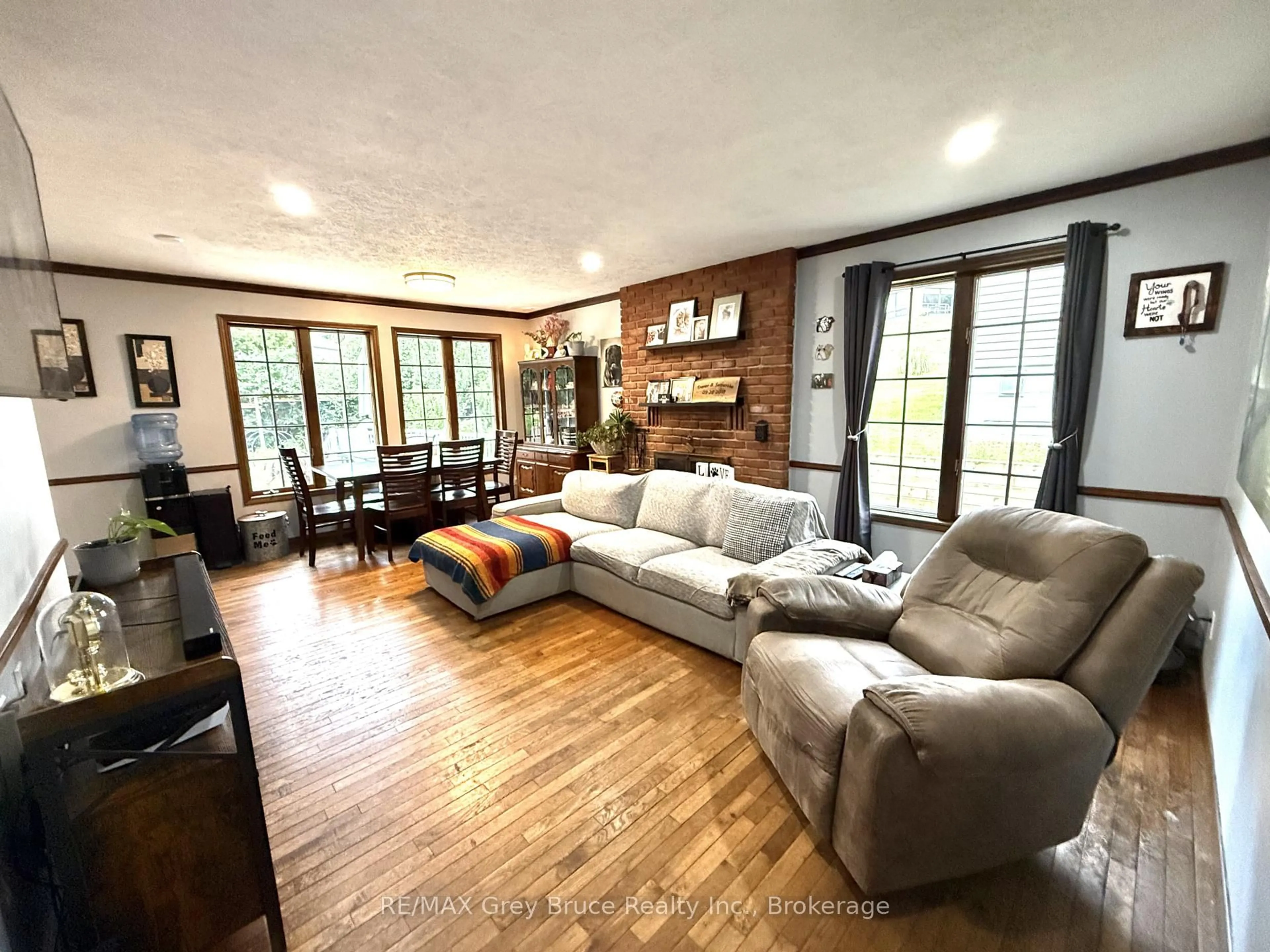 Living room with furniture, unknown for 840 4th St, Owen Sound Ontario N4K 1B6