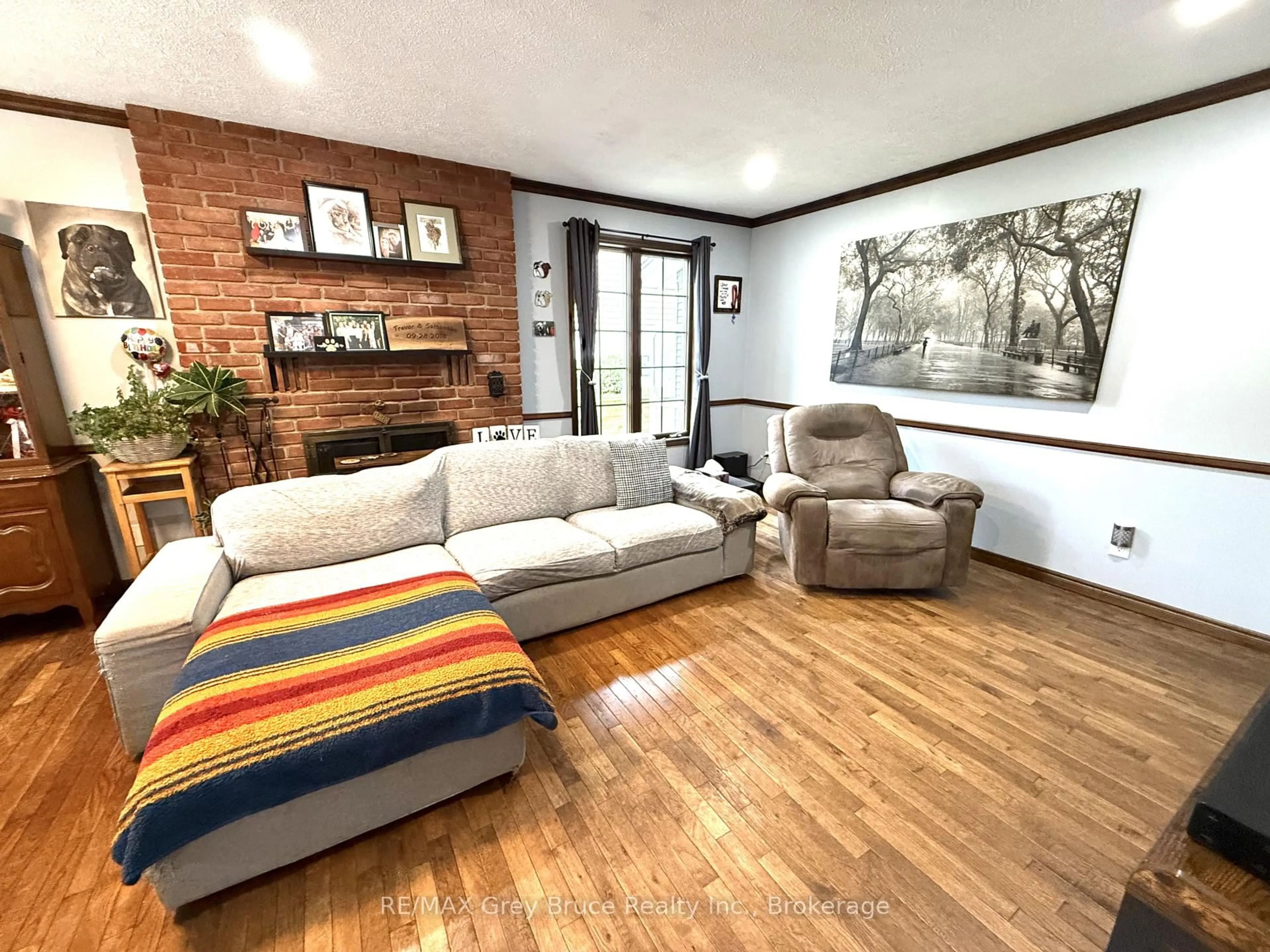 Living room with furniture, wood/laminate floor for 840 4th St, Owen Sound Ontario N4K 1B6