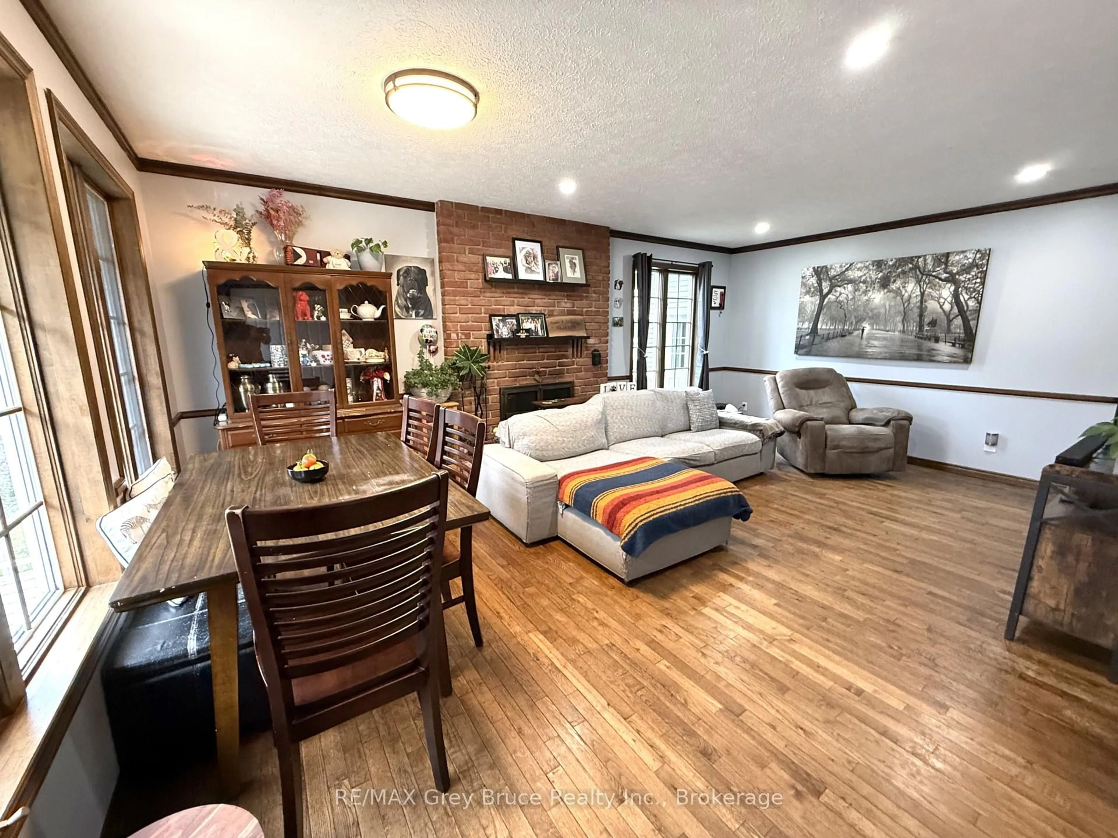 Living room with furniture, wood/laminate floor for 840 4th St, Owen Sound Ontario N4K 1B6