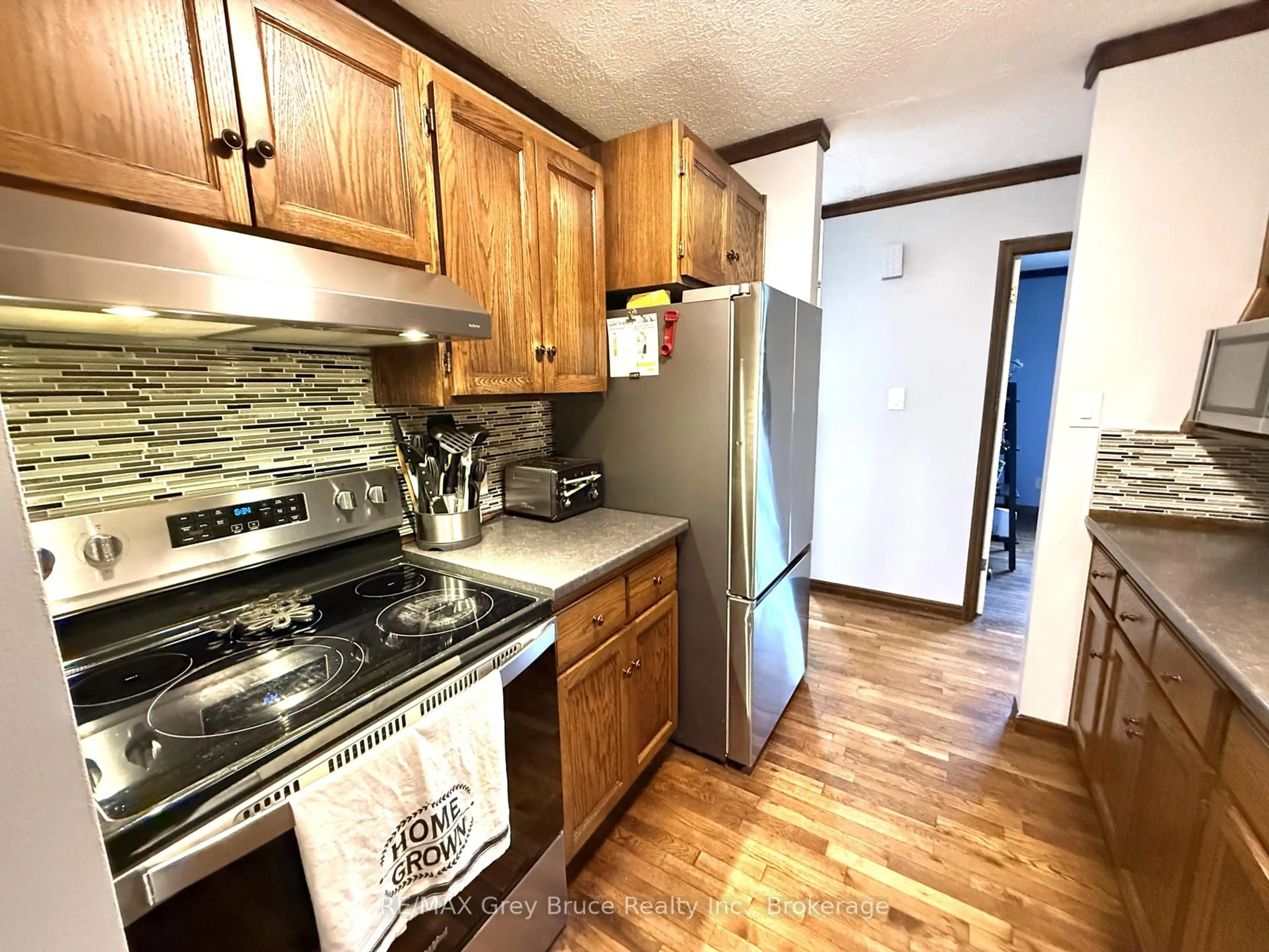 Standard kitchen, wood/laminate floor for 840 4th St, Owen Sound Ontario N4K 1B6
