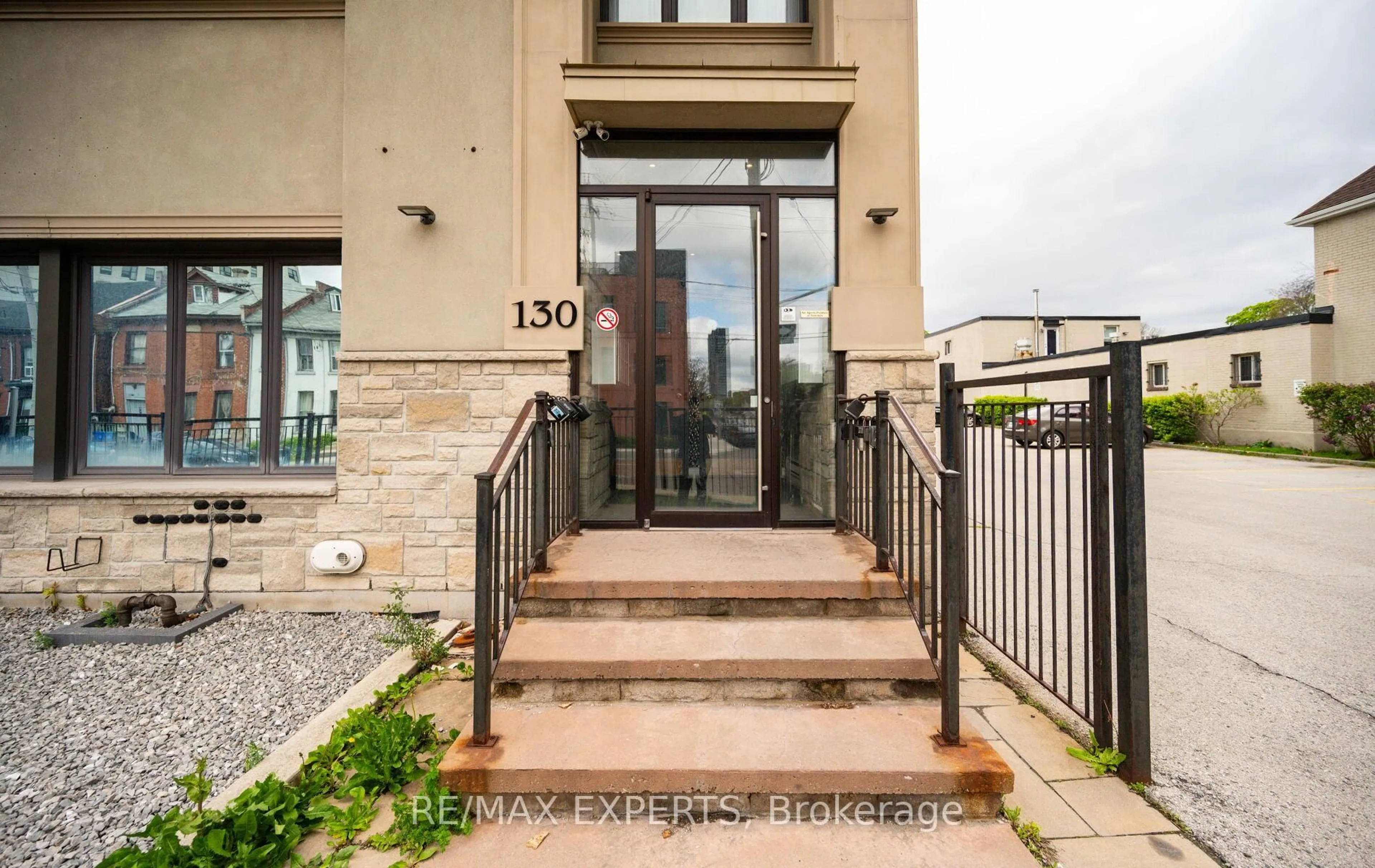 Indoor entryway for 130 Wellington St #203, Hamilton Ontario L8R 1N3