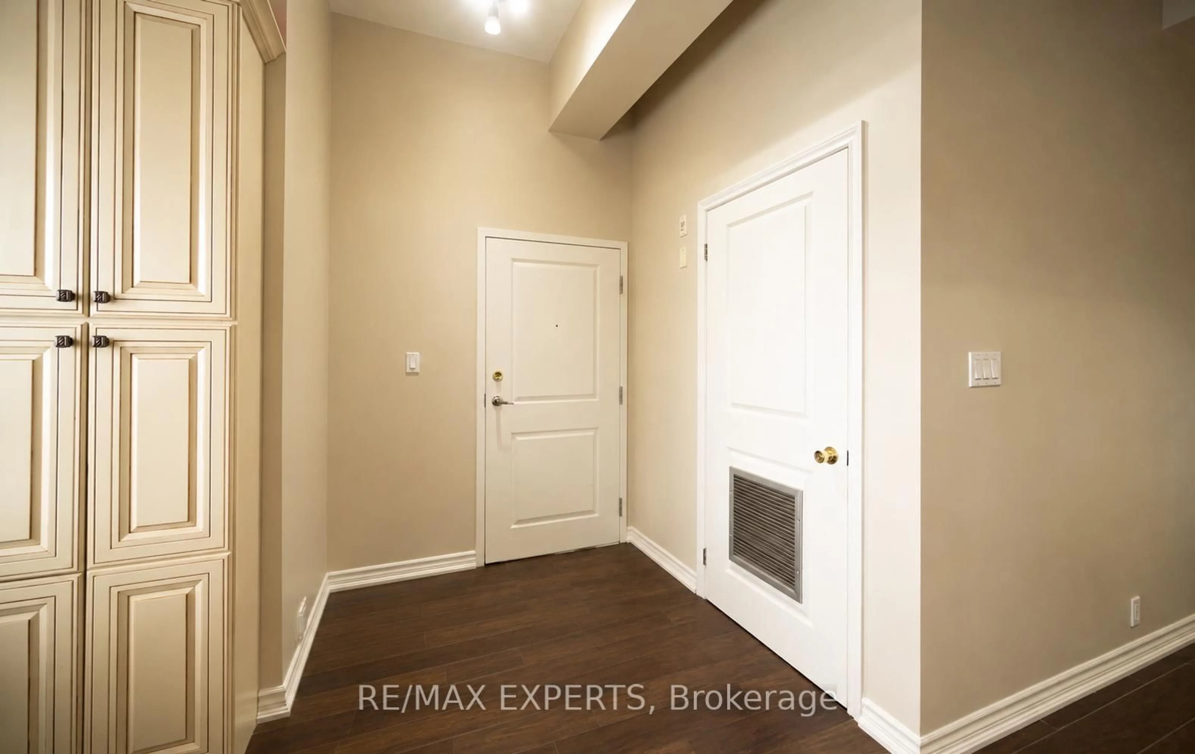 Indoor entryway for 130 Wellington St #203, Hamilton Ontario L8R 1N3
