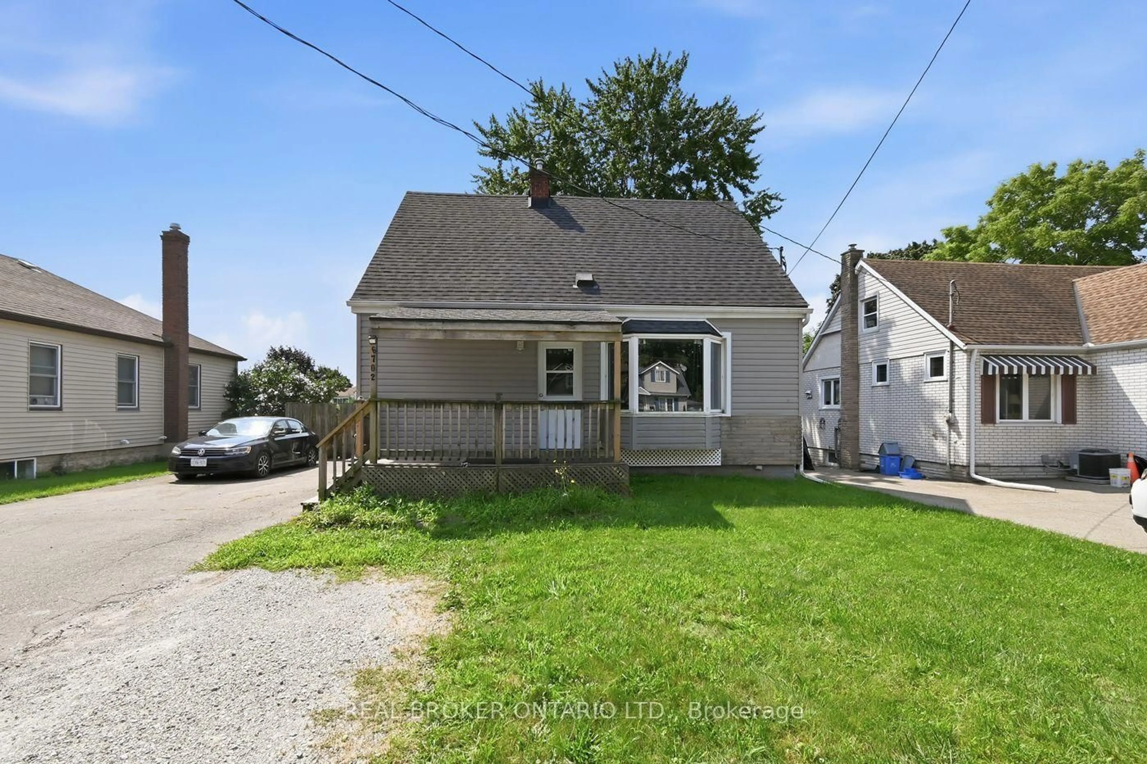 A pic from outside/outdoor area/front of a property/back of a property/a pic from drone, street for 6702 Dunn St, Niagara Falls Ontario L2G 2R1