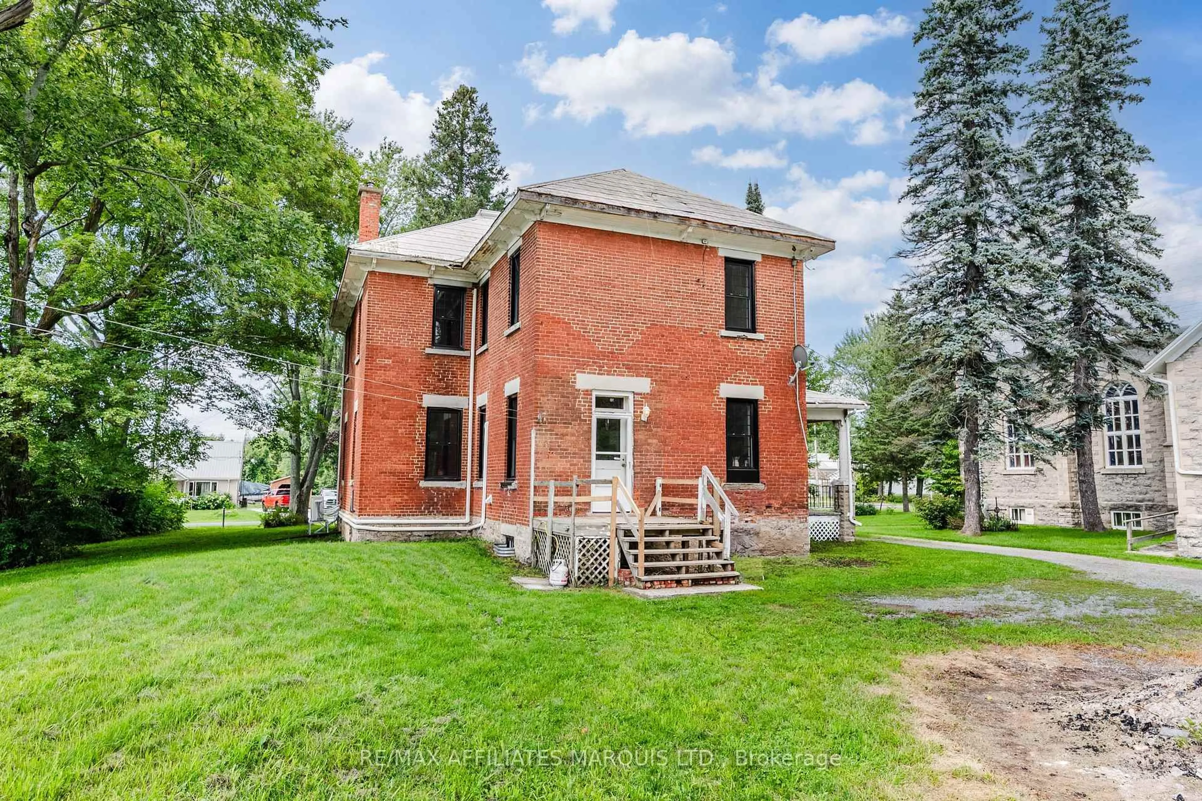 Home with brick exterior material, building for 19084 Kenyon Concession Rd 5 Rd, North Glengarry Ontario K0C 1A0