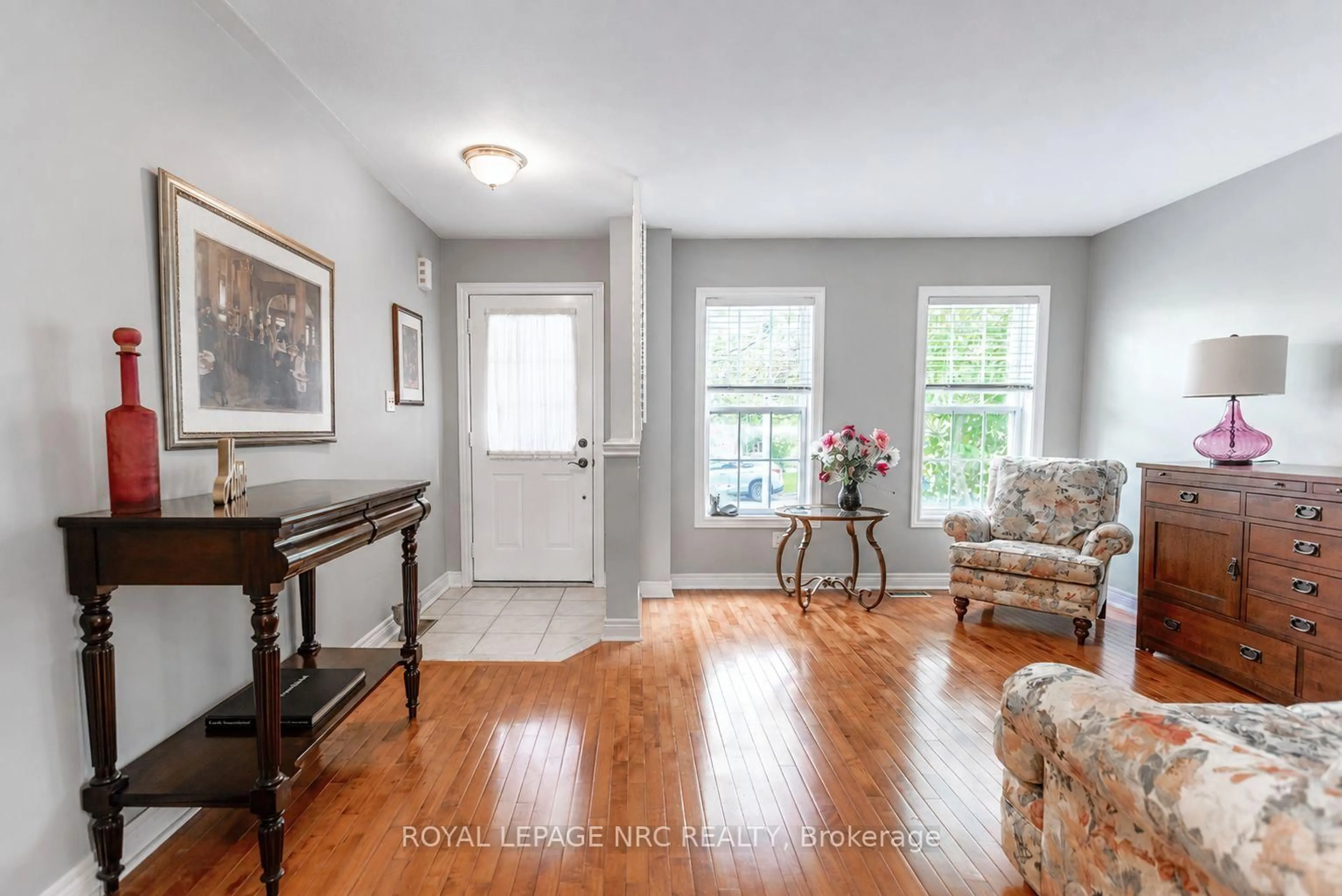 Indoor entryway for 111 Cole Cres, Niagara-on-the-Lake Ontario L0S 1J0