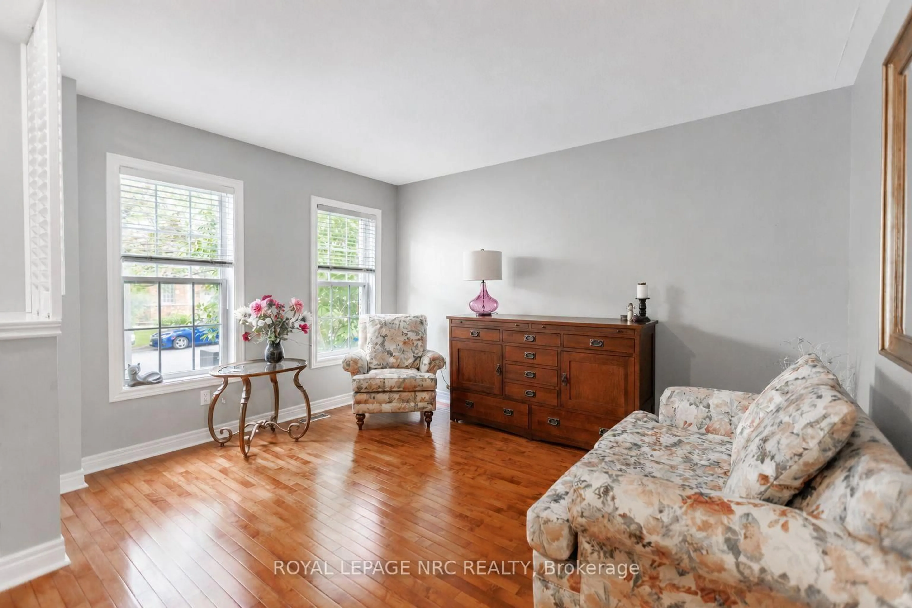 Living room with furniture, wood/laminate floor for 111 Cole Cres, Niagara-on-the-Lake Ontario L0S 1J0