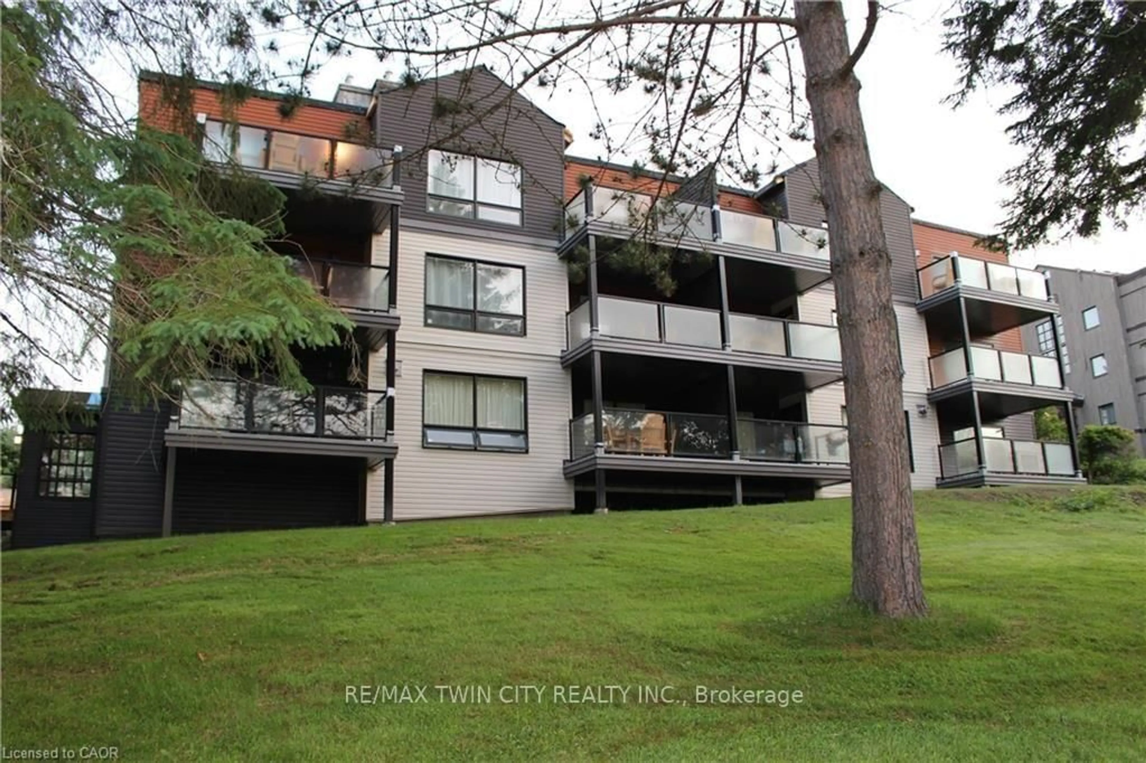 A pic from outside/outdoor area/front of a property/back of a property/a pic from drone, building for 1235 Deerhurst Dr #52-105, Huntsville Ontario P1H 1E8