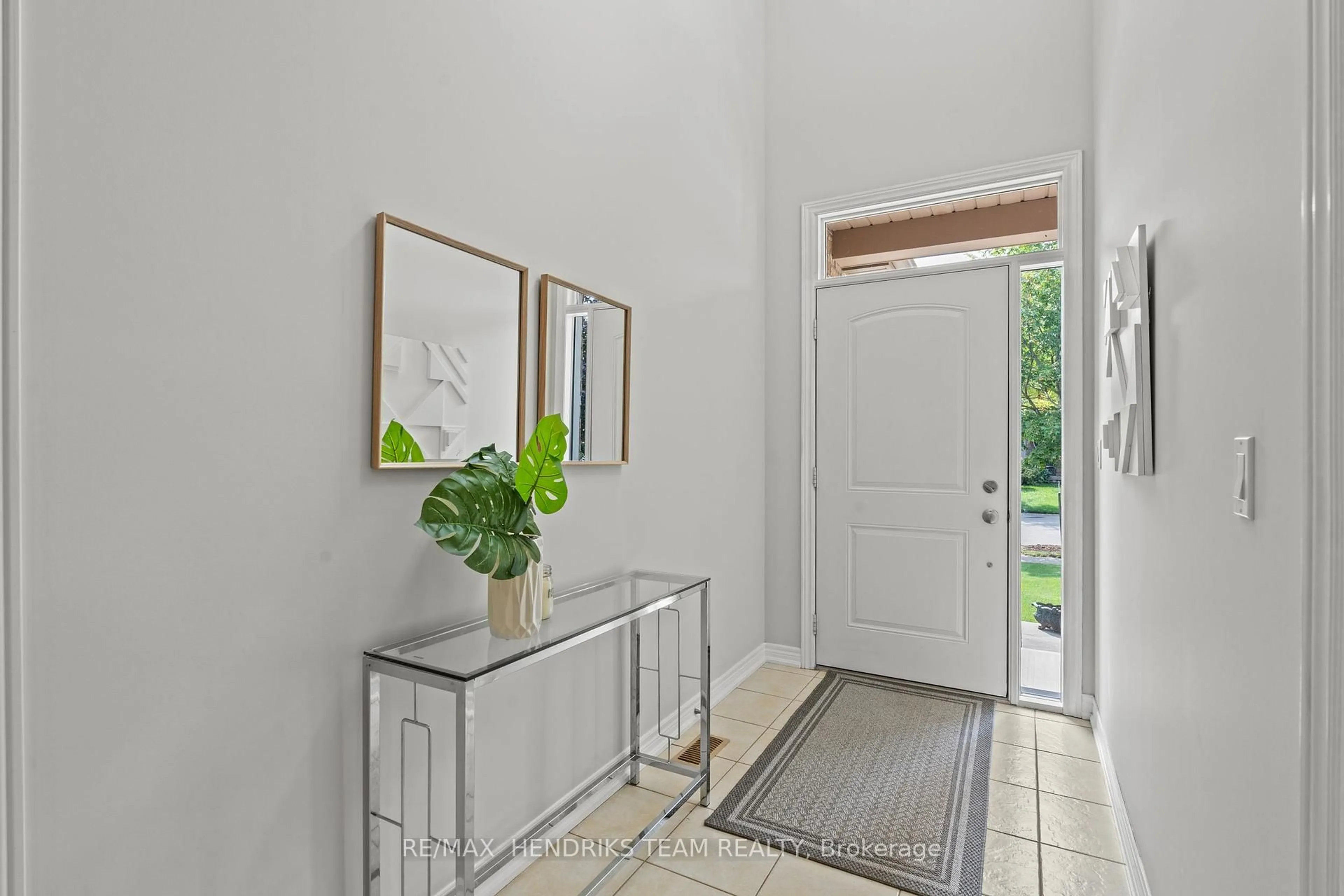 Indoor entryway for 58 Videl Cres, St. Catharines Ontario L2W 0A3