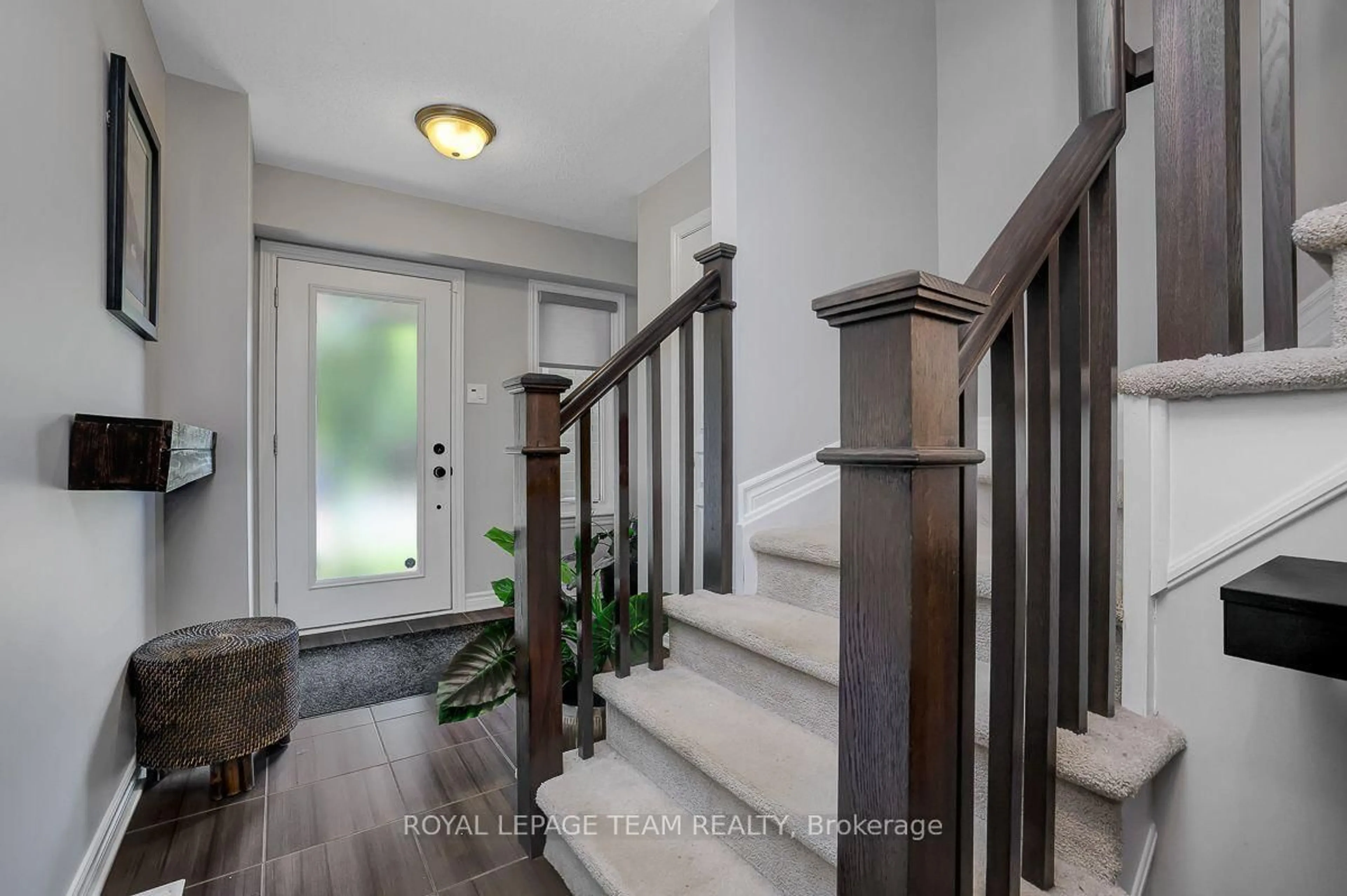 Indoor entryway for 206 Leather Leaf Terr, Ottawa Ontario K2J 5B2