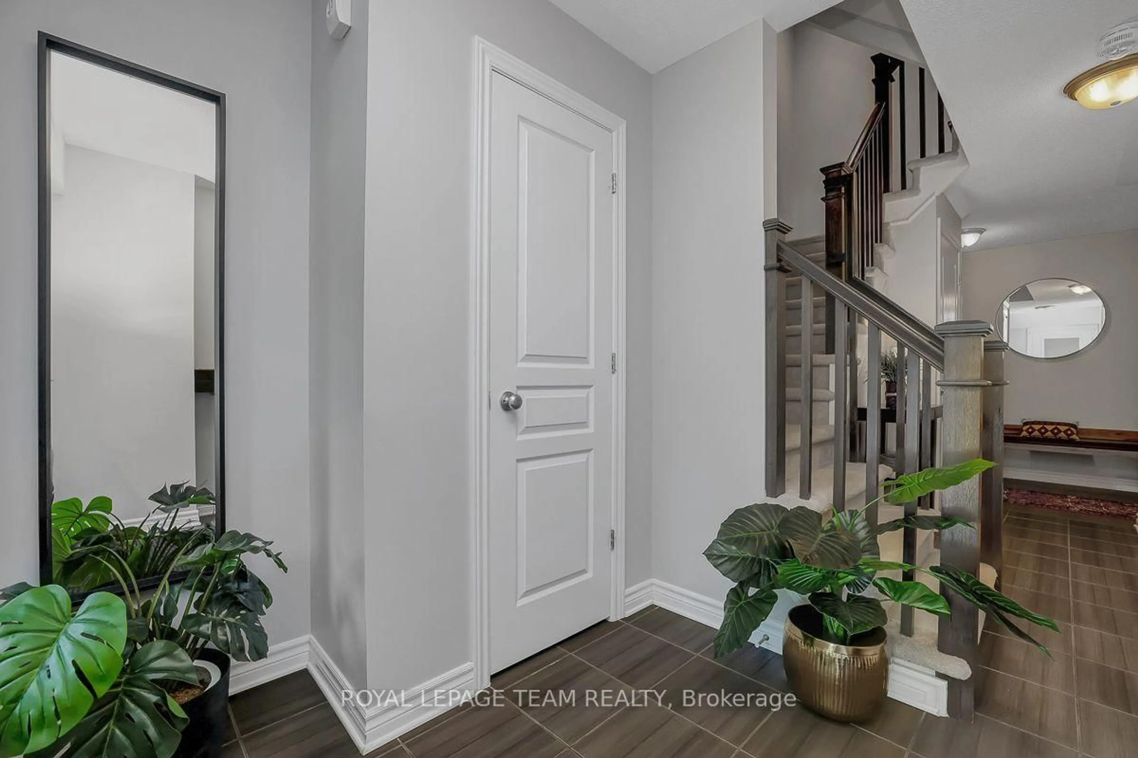 Indoor entryway for 206 Leather Leaf Terr, Ottawa Ontario K2J 5B2
