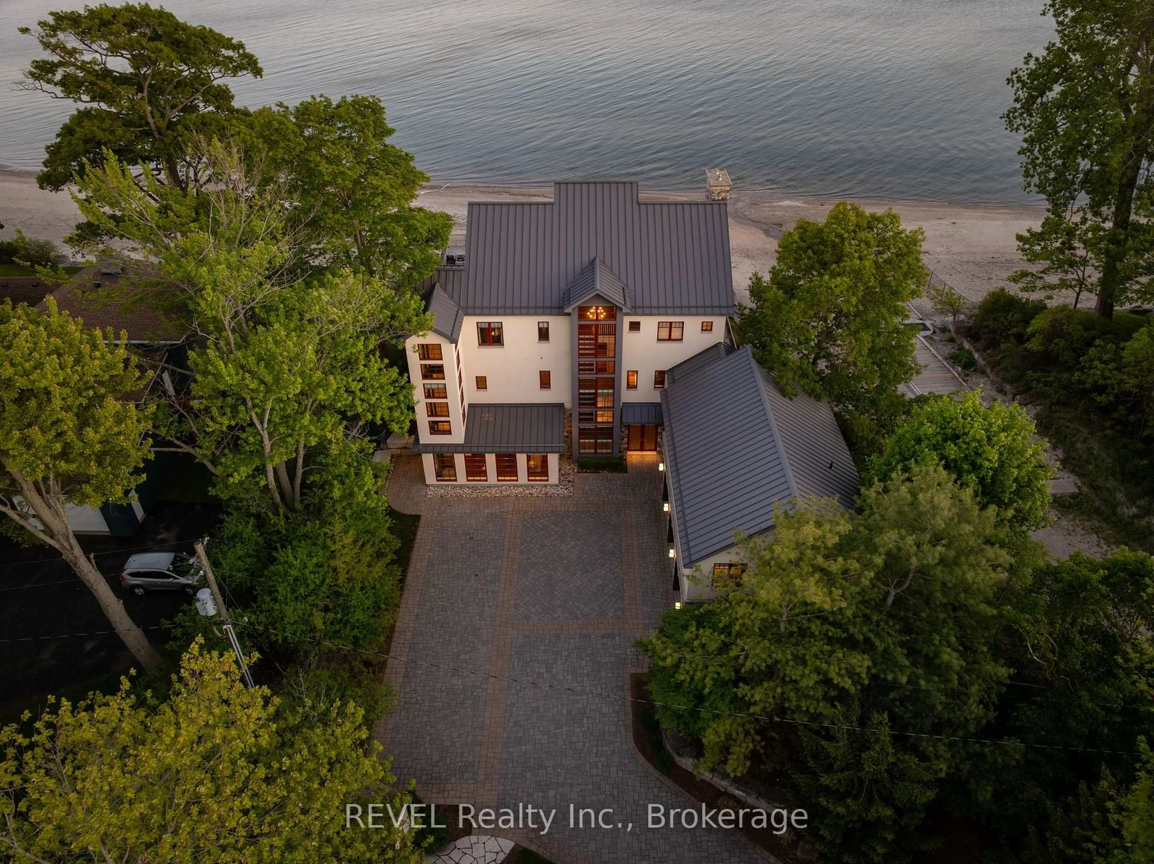 A pic from outside/outdoor area/front of a property/back of a property/a pic from drone, water/lake/river/ocean view for 3067 Thunder Bay Rd, Fort Erie Ontario L0S 1N0