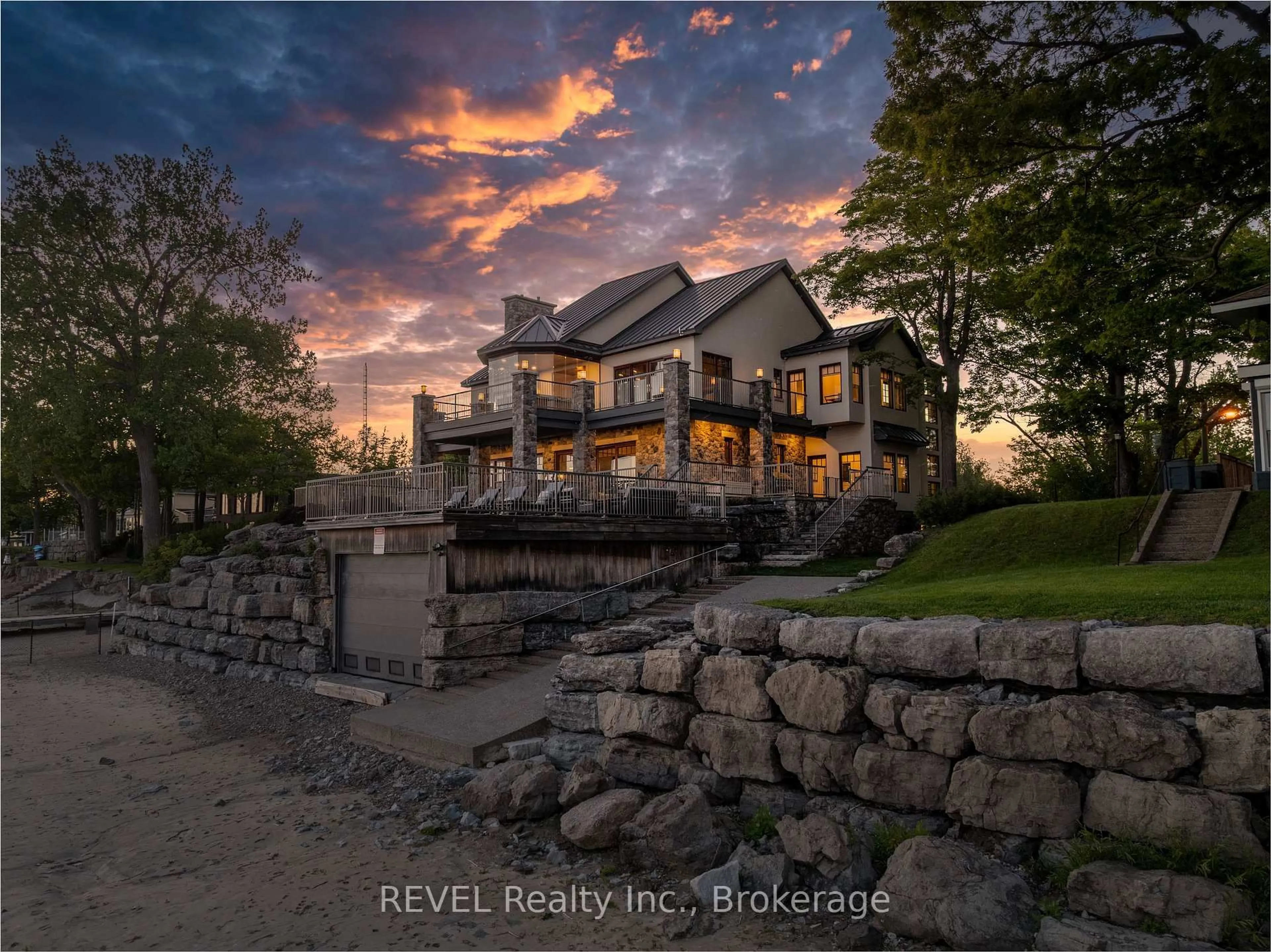A pic from outside/outdoor area/front of a property/back of a property/a pic from drone, unknown for 3067 Thunder Bay Rd, Fort Erie Ontario L0S 1N0