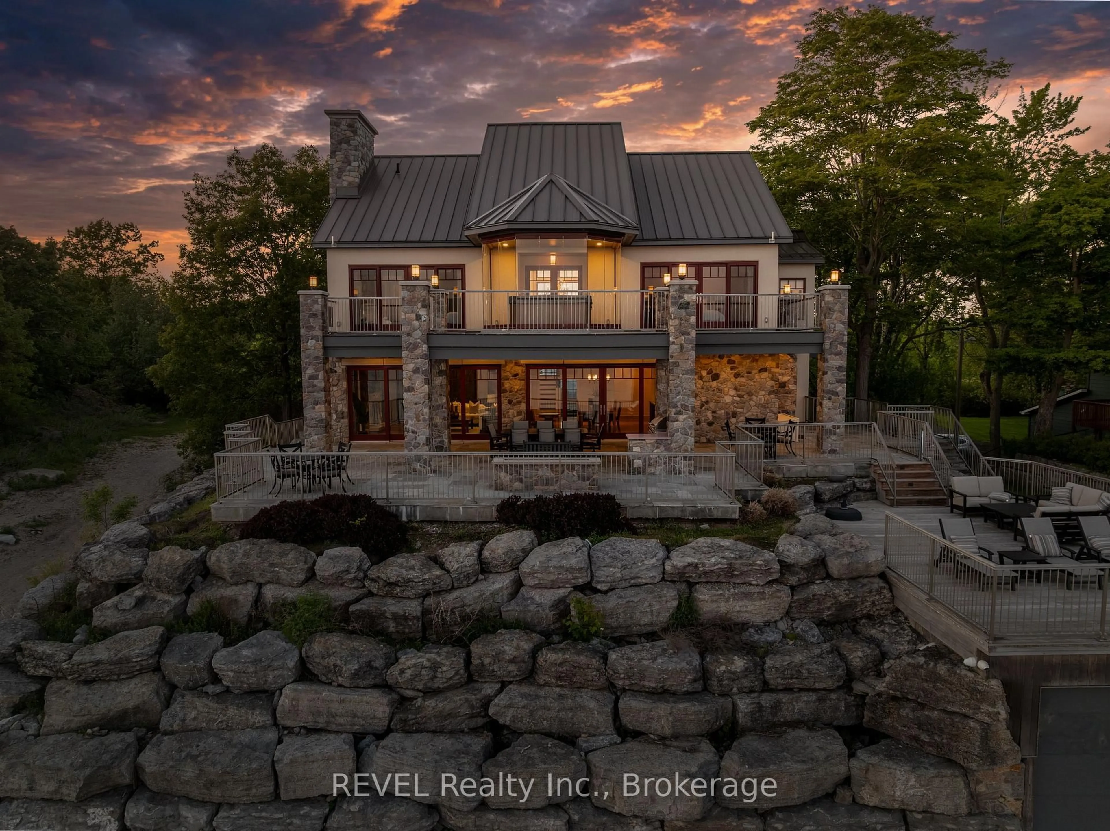 A pic from outside/outdoor area/front of a property/back of a property/a pic from drone, building for 3067 Thunder Bay Rd, Fort Erie Ontario L0S 1N0