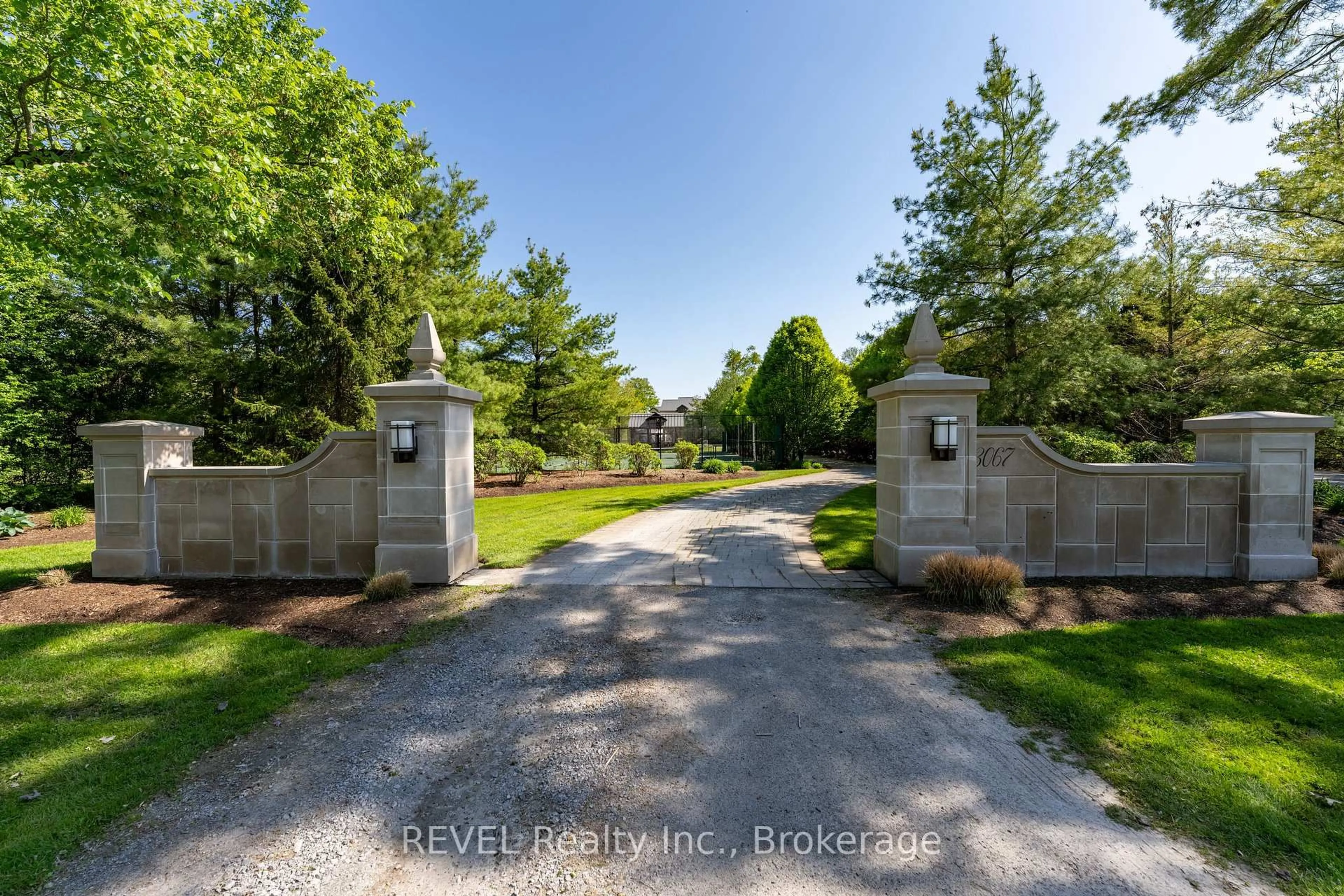 A pic from outside/outdoor area/front of a property/back of a property/a pic from drone, street for 3067 Thunder Bay Rd, Fort Erie Ontario L0S 1N0