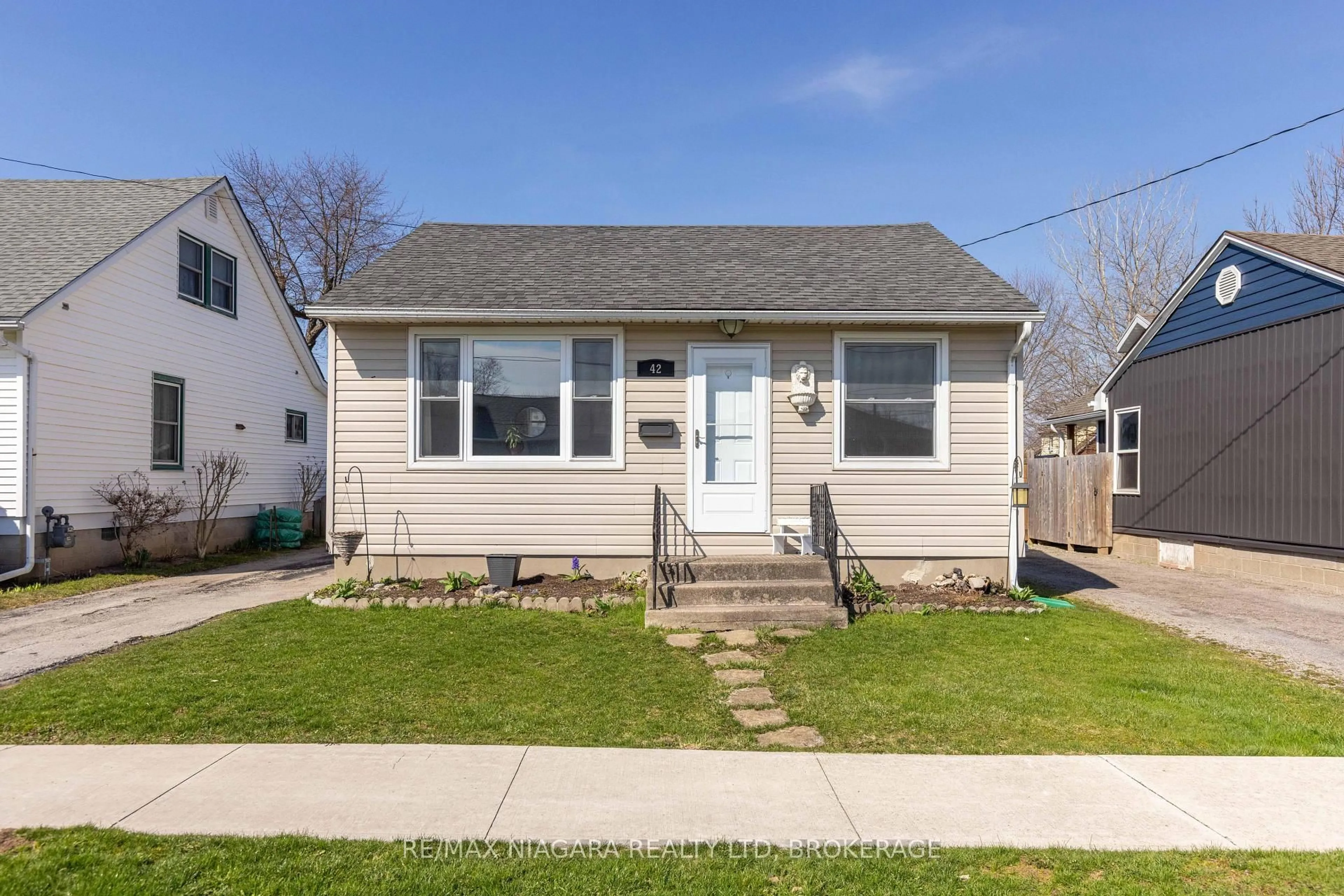 Home with vinyl exterior material, street for 42 Douglas St, Fort Erie Ontario L2A 3W5