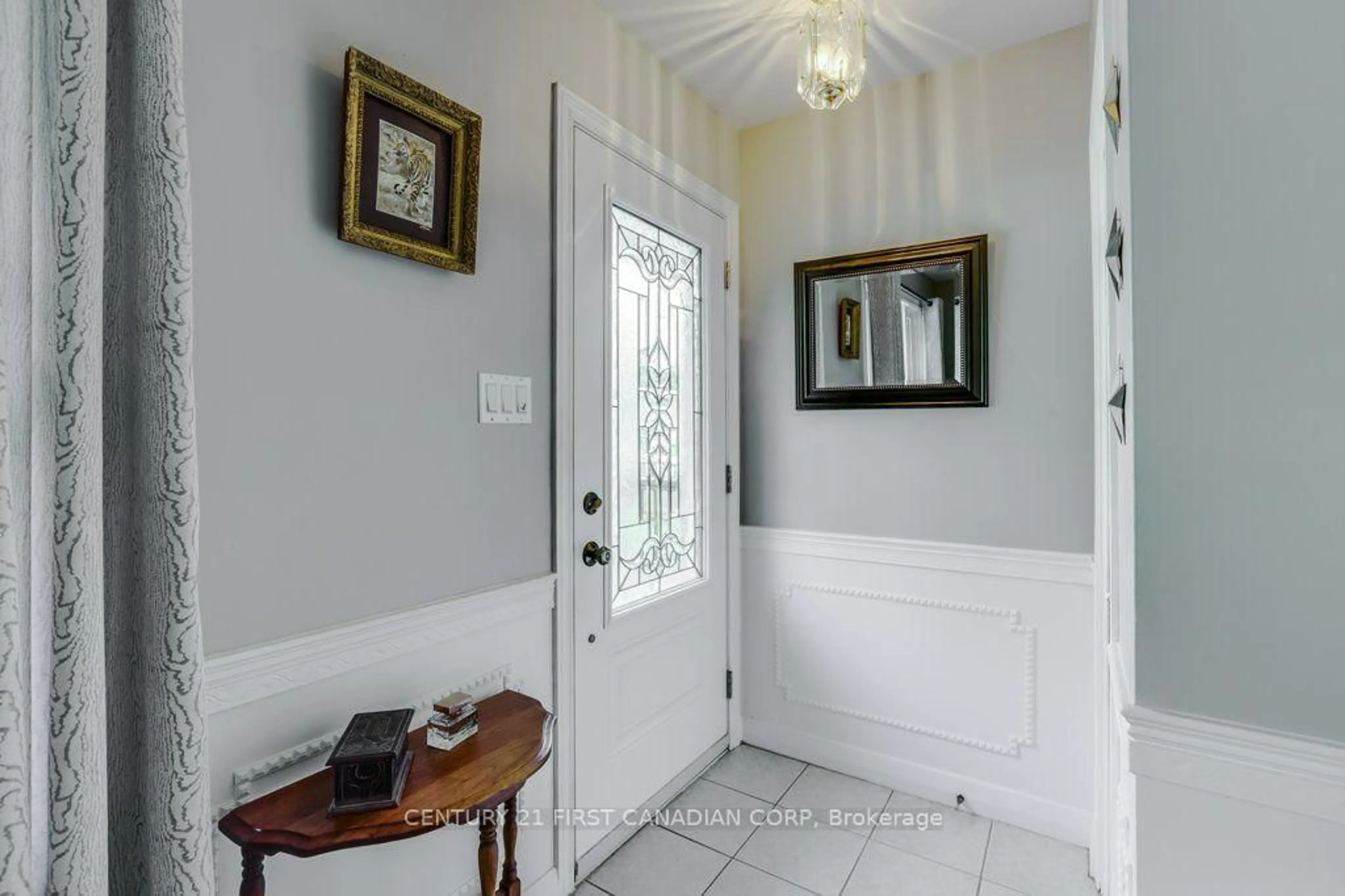 Indoor entryway for 62 Thorncrest Cres, London South Ontario N6J 1K3