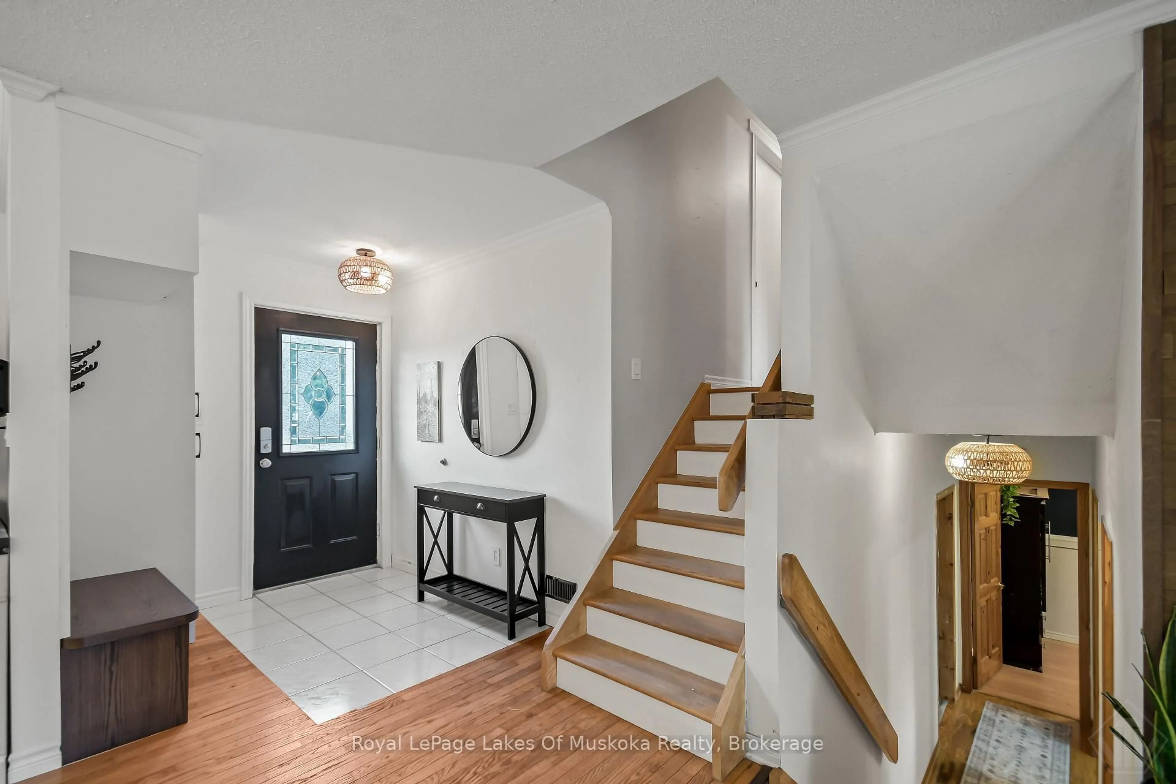 Indoor entryway for 45 Kevin Cres, Bracebridge Ontario P1L 1A2
