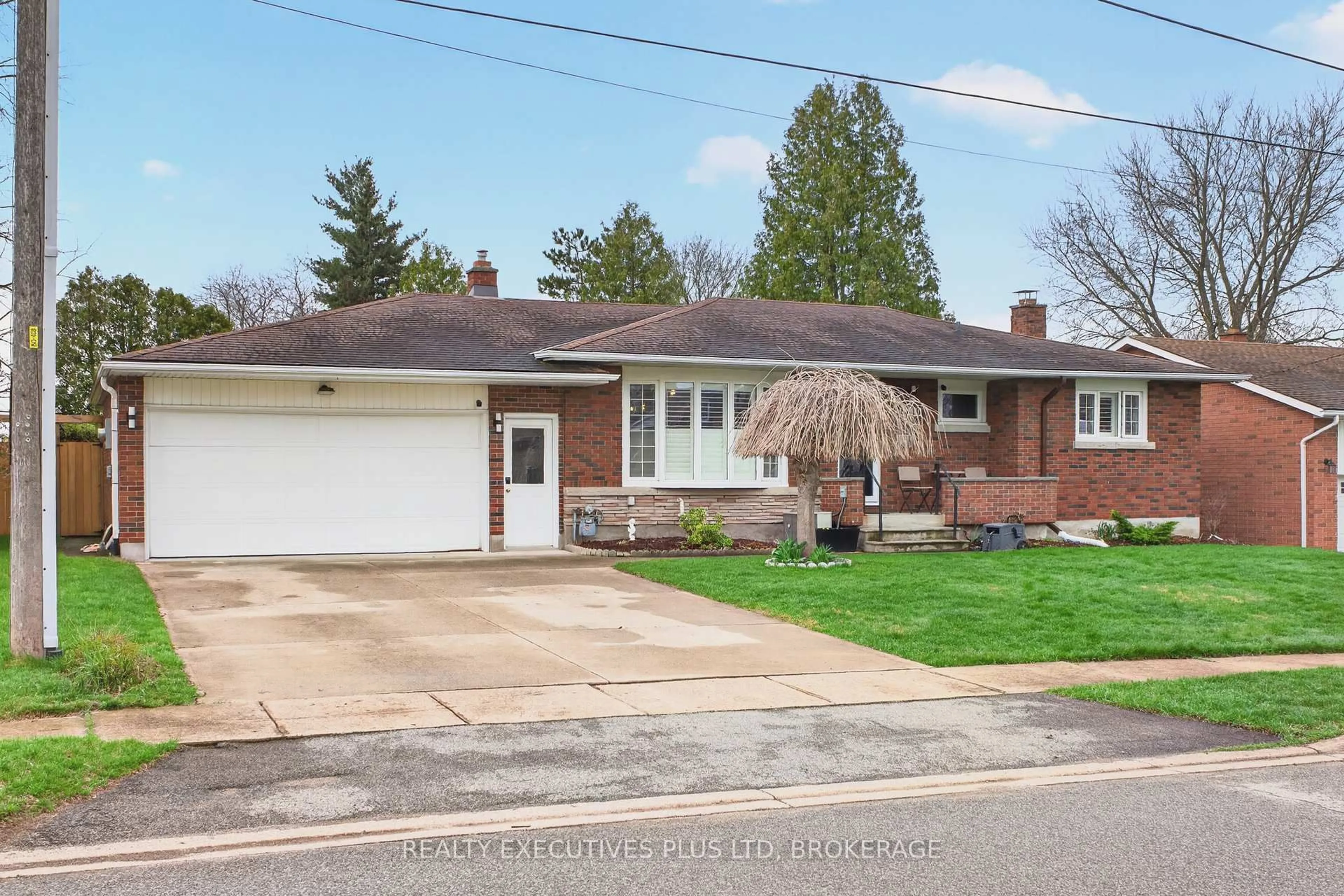 Home with brick exterior material, street for 6410 Sherwood Rd, Niagara Falls Ontario L2E 5M1