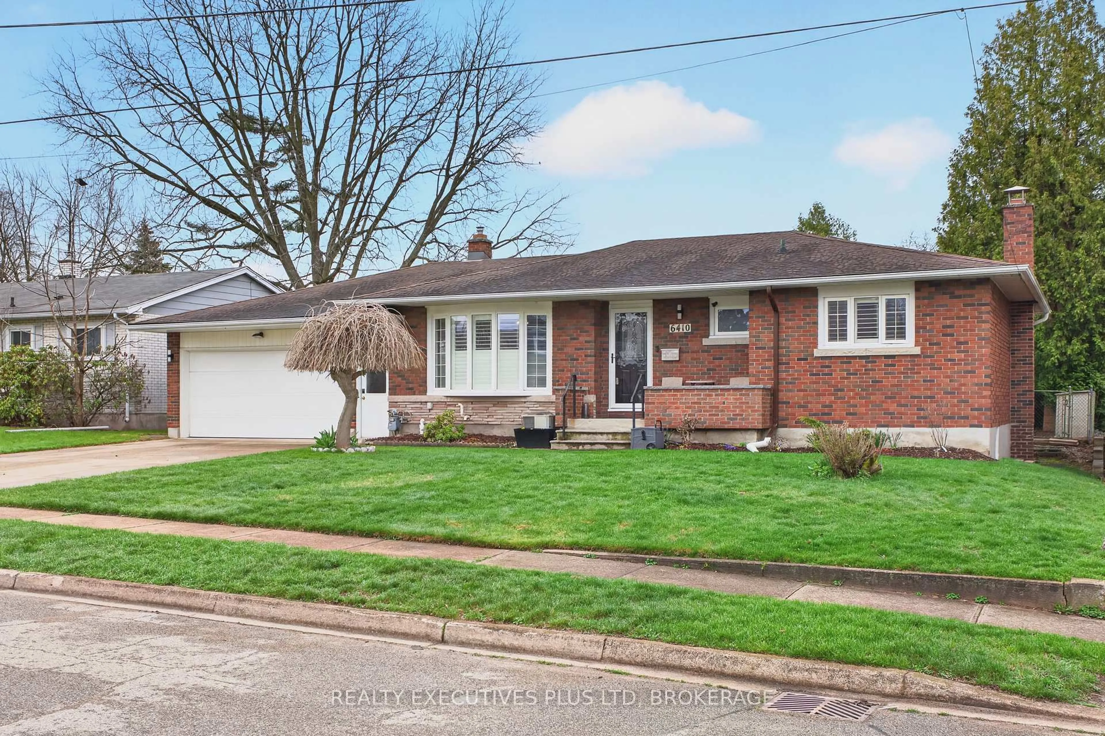 Home with brick exterior material, street for 6410 Sherwood Rd, Niagara Falls Ontario L2E 5M1