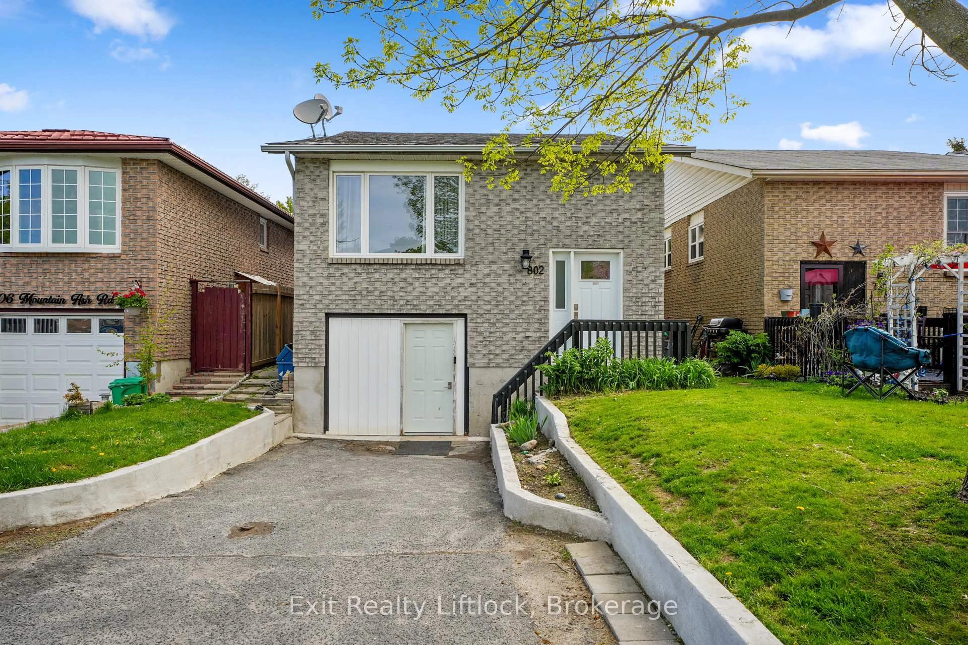 A pic from outside/outdoor area/front of a property/back of a property/a pic from drone, street for 802 Mountain Ash Rd, Peterborough Ontario K9J 8K2