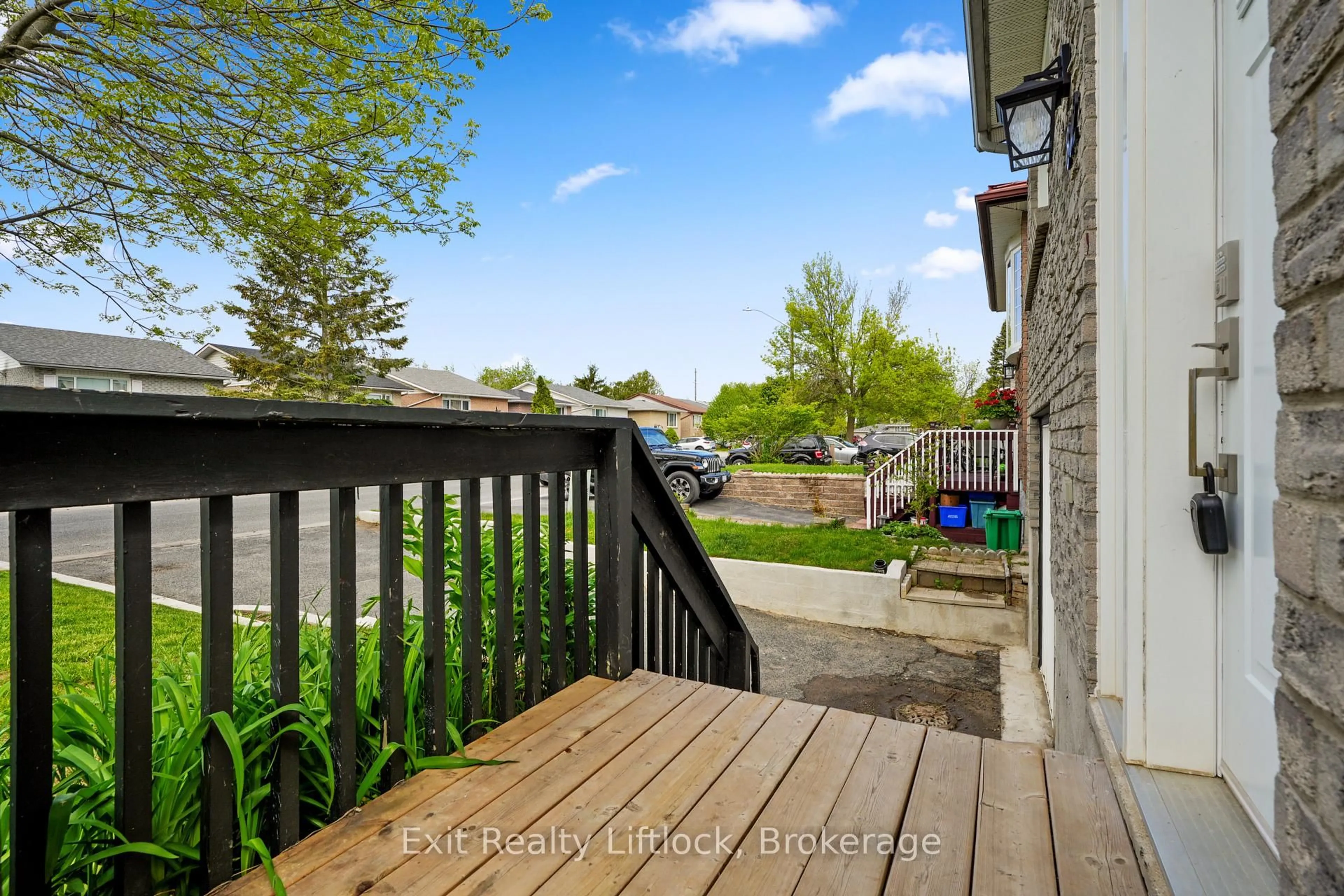 Patio, street for 802 Mountain Ash Rd, Peterborough Ontario K9J 8K2