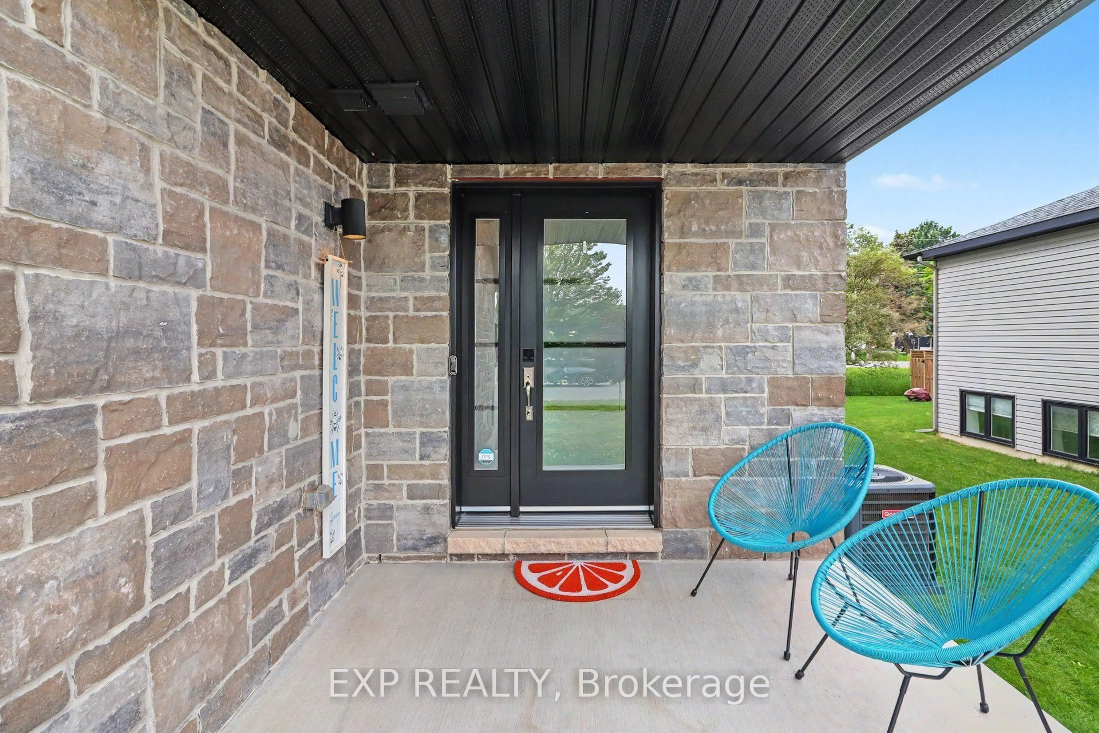 Indoor entryway for 138 Saint Malo Pl, Russell Ontario K0A 1W0