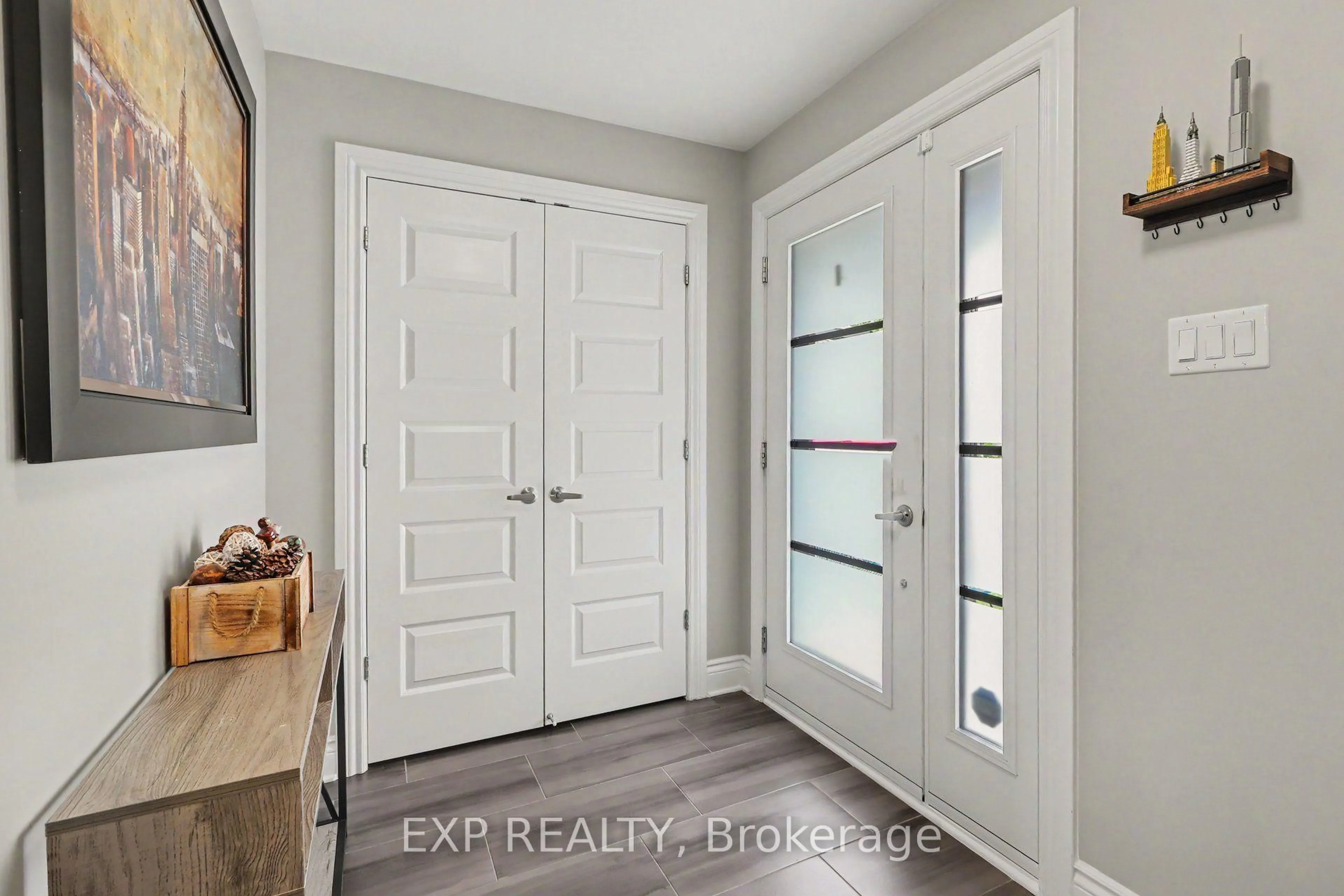 Indoor entryway for 138 Saint Malo Pl, Russell Ontario K0A 1W0