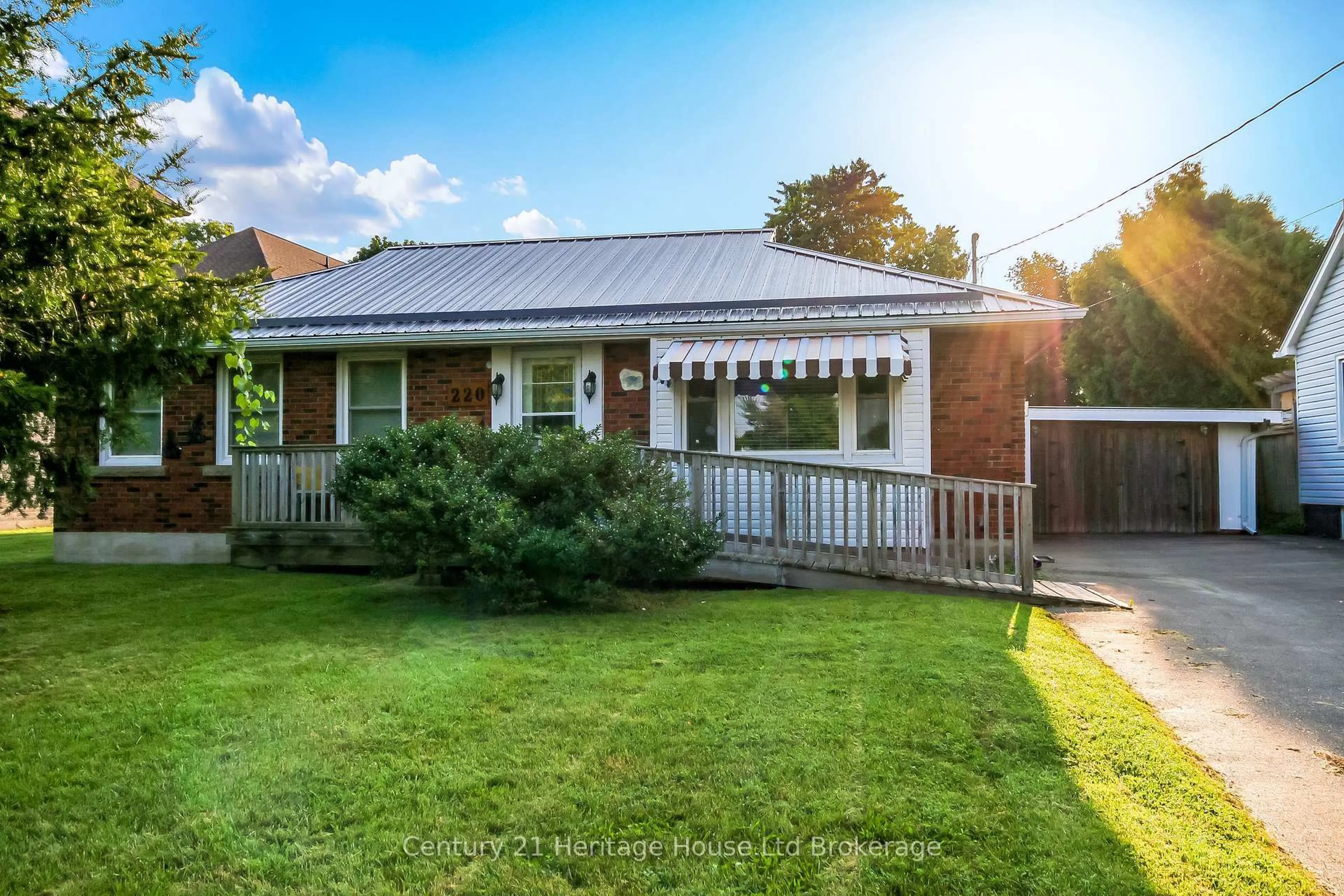 A pic from outside/outdoor area/front of a property/back of a property/a pic from drone, street for 220 Clarke St, Woodstock Ontario N4S 7M7