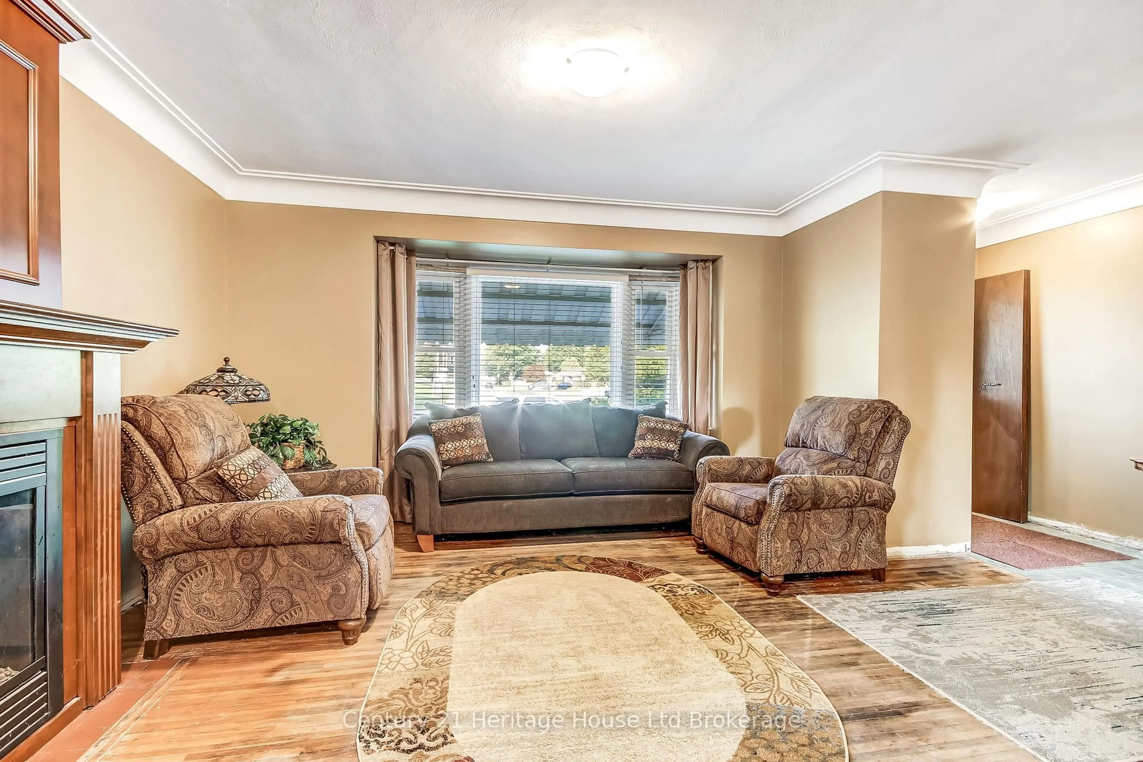 Living room with furniture, unknown for 220 Clarke St, Woodstock Ontario N4S 7M7