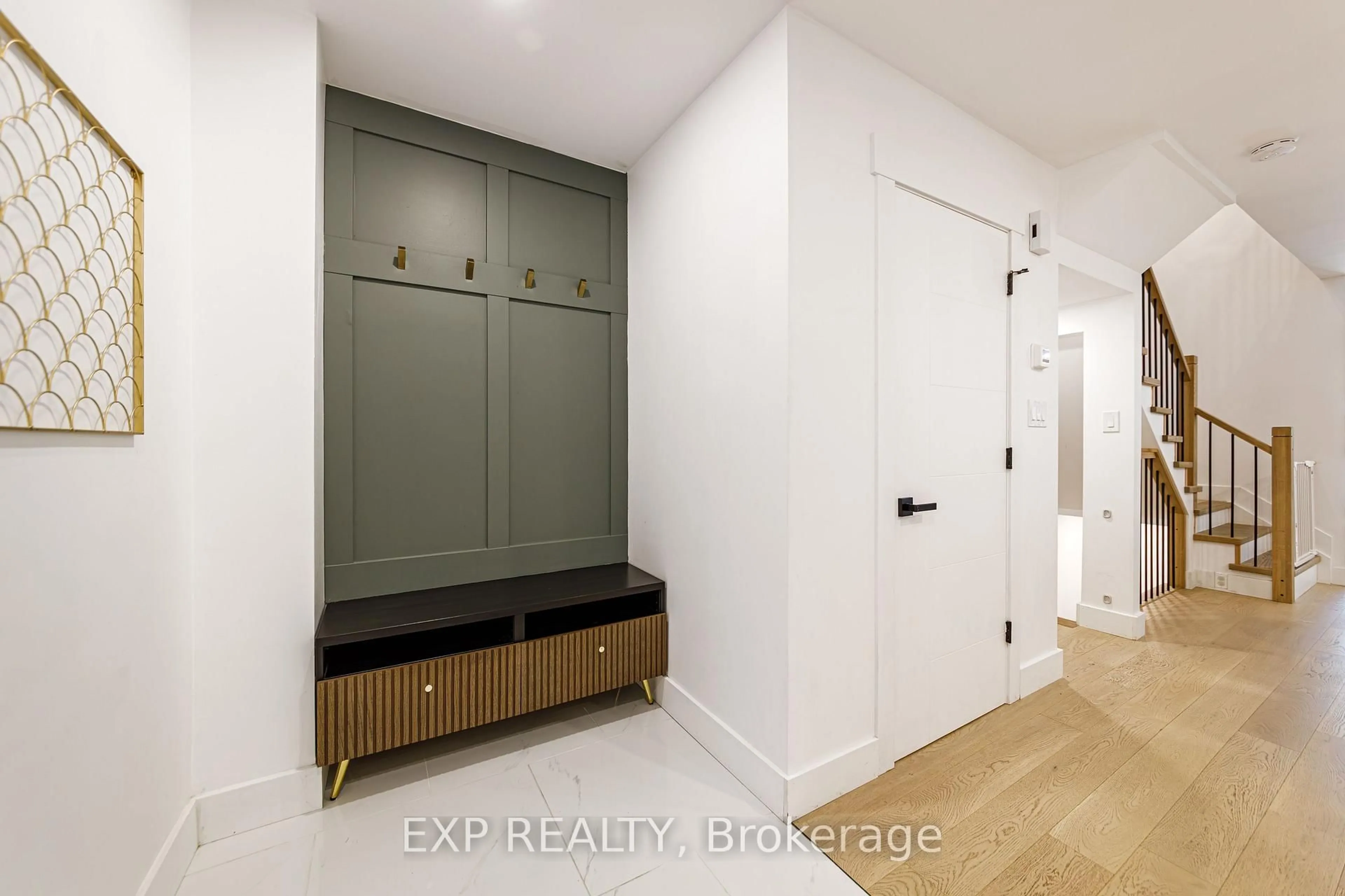 Indoor entryway for 37 Dignard St, Russell Ontario K0A 1W0