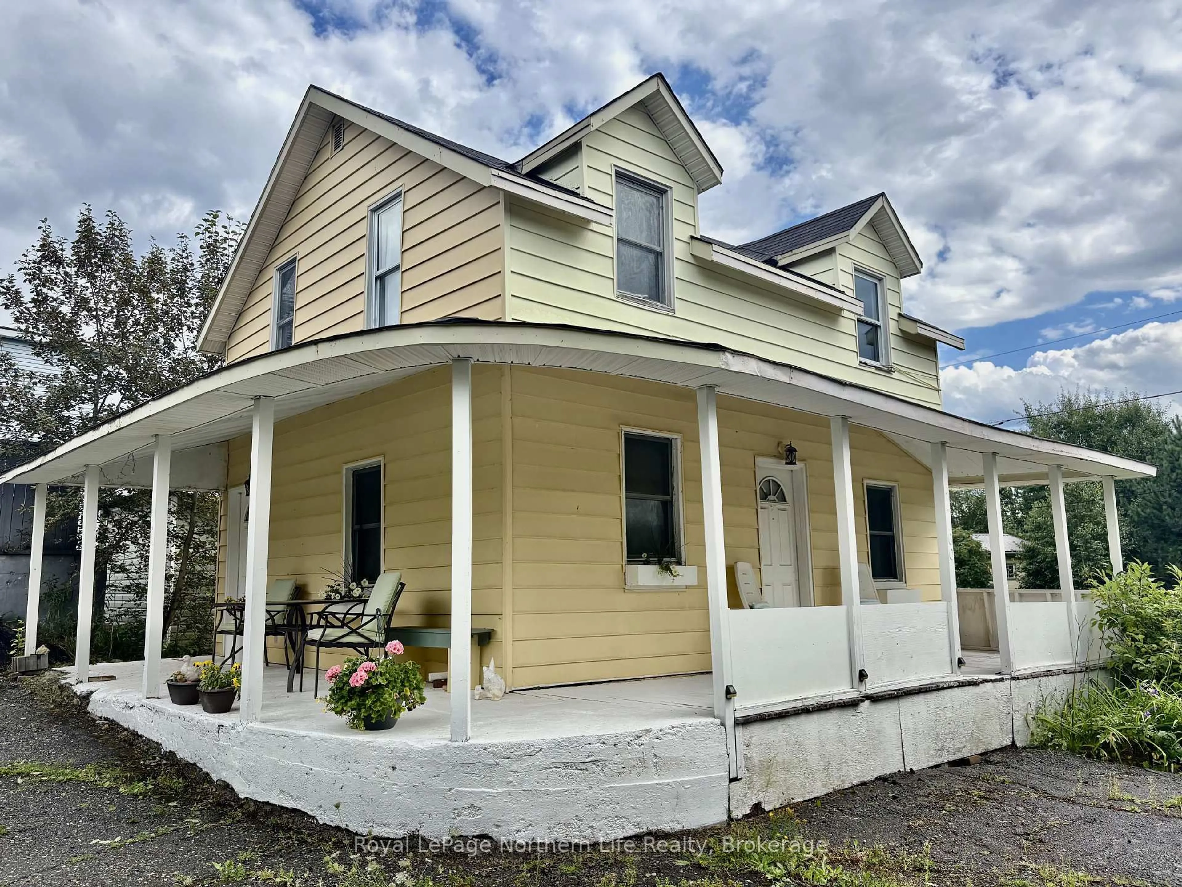 Home with vinyl exterior material, building for 6A & 6B MOUNTAINVIEW Dr, Temagami Ontario P0H 2H0