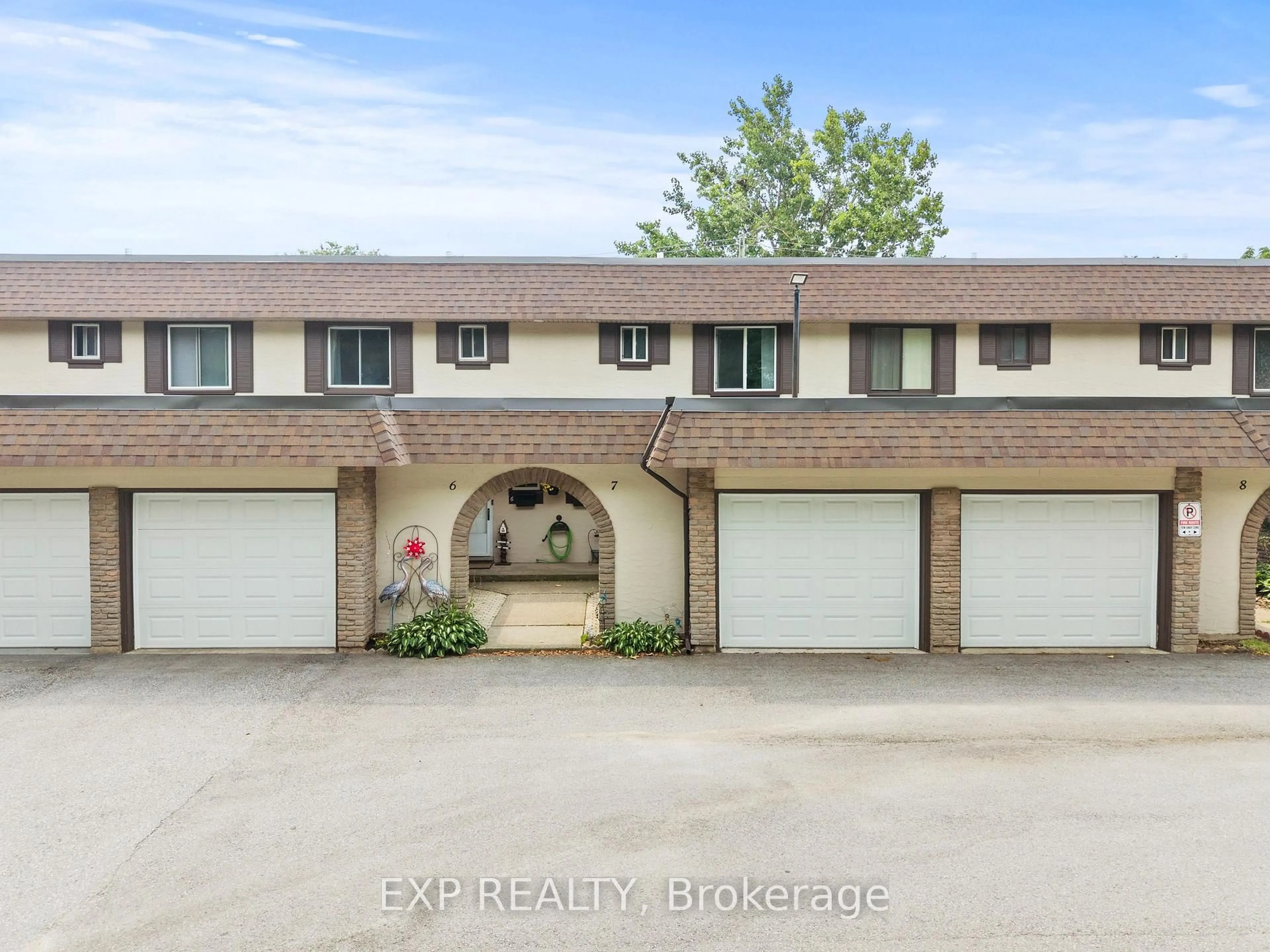 A pic from outside/outdoor area/front of a property/back of a property/a pic from drone, unknown for 4230 Meadowvale Dr #7, Niagara Falls Ontario L2E 5W7