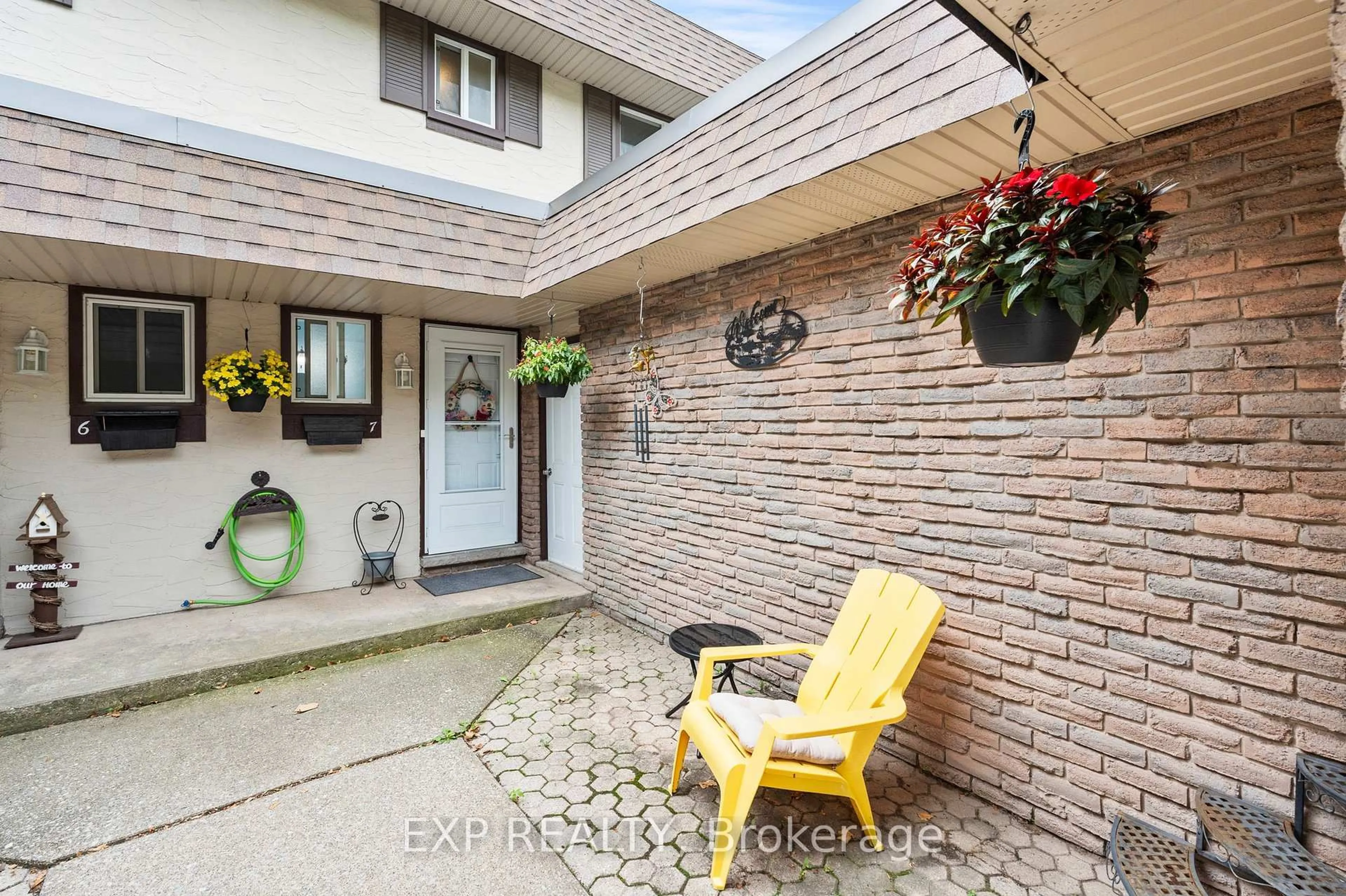Patio, street for 4230 Meadowvale Dr #7, Niagara Falls Ontario L2E 5W7