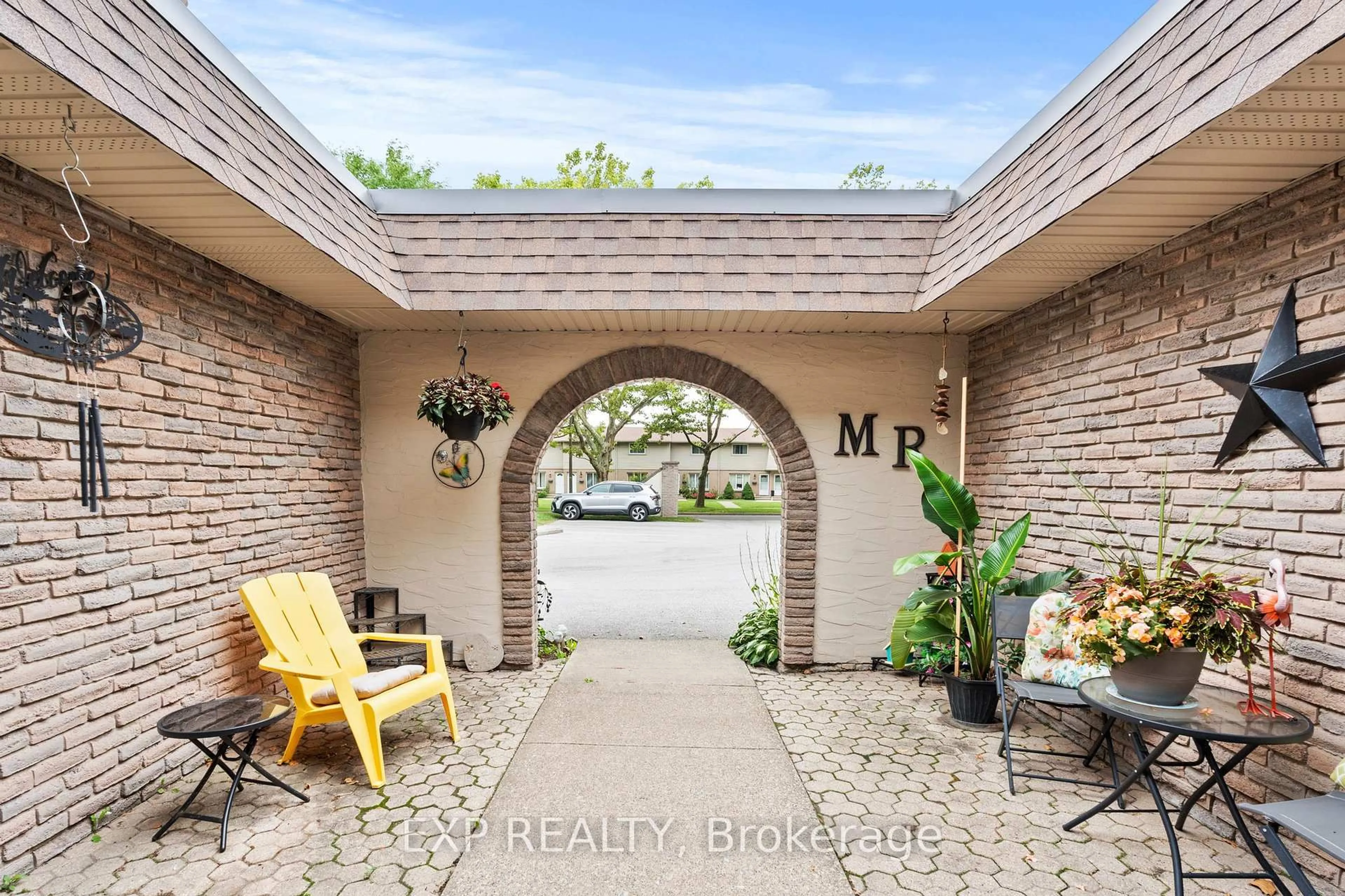 Indoor entryway for 4230 Meadowvale Dr #7, Niagara Falls Ontario L2E 5W7
