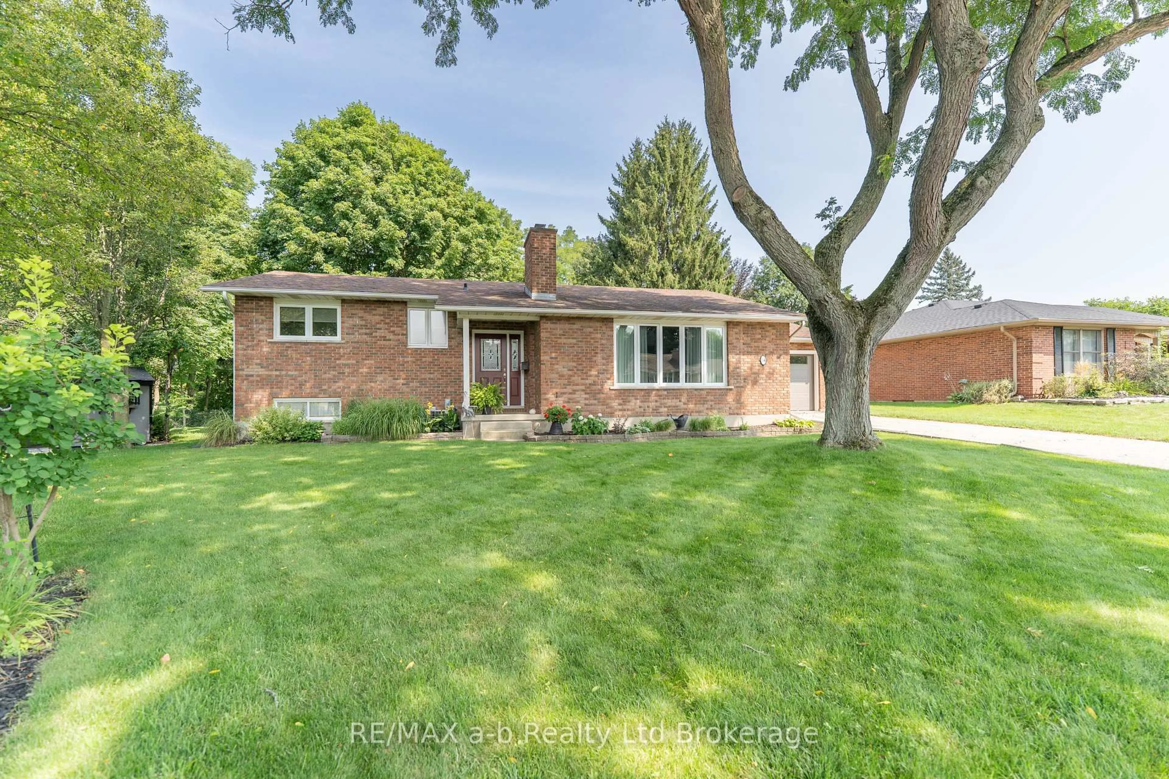 Home with brick exterior material, street for 34 Glenridge Rd, Tillsonburg Ontario N4G 4J7