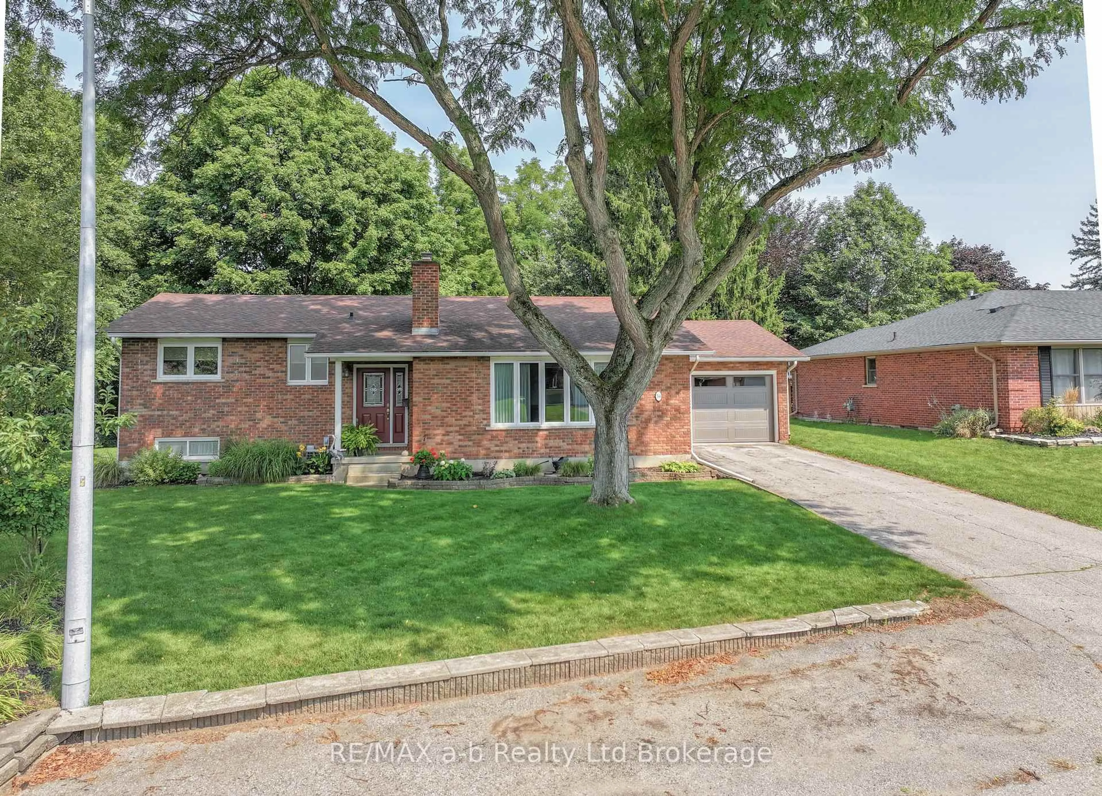 Home with brick exterior material, street for 34 Glenridge Rd, Tillsonburg Ontario N4G 4J7