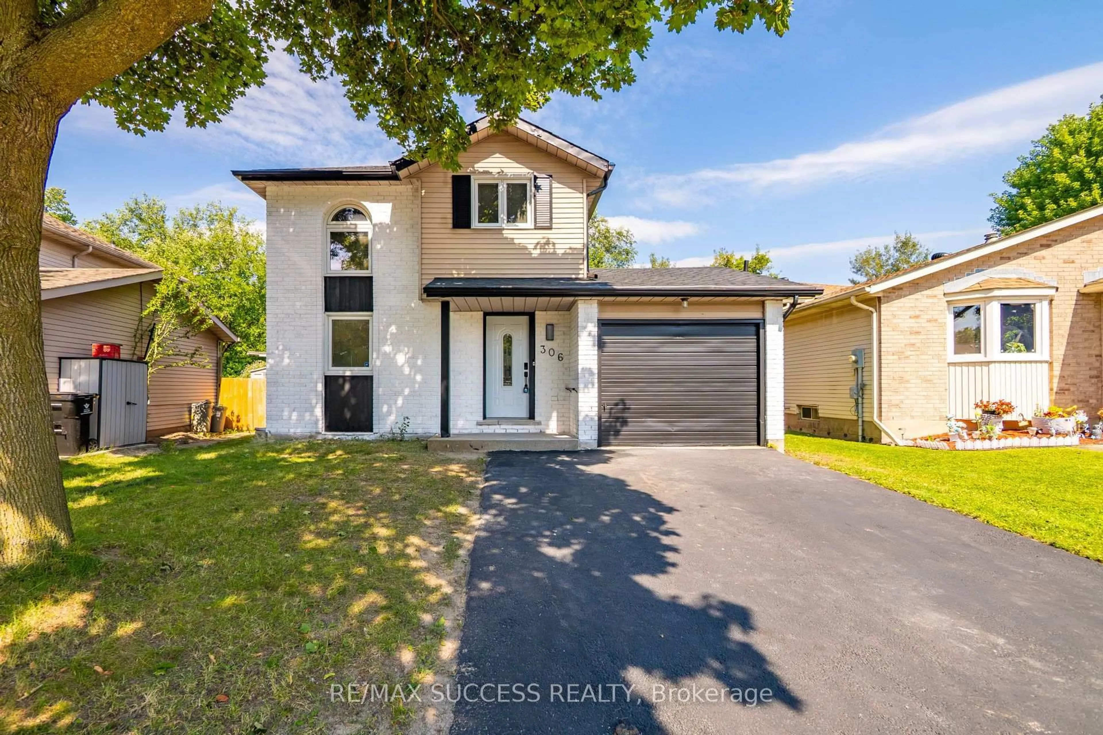 A pic from outside/outdoor area/front of a property/back of a property/a pic from drone, street for 306 Sekura St, Cambridge Ontario N1R 7V8