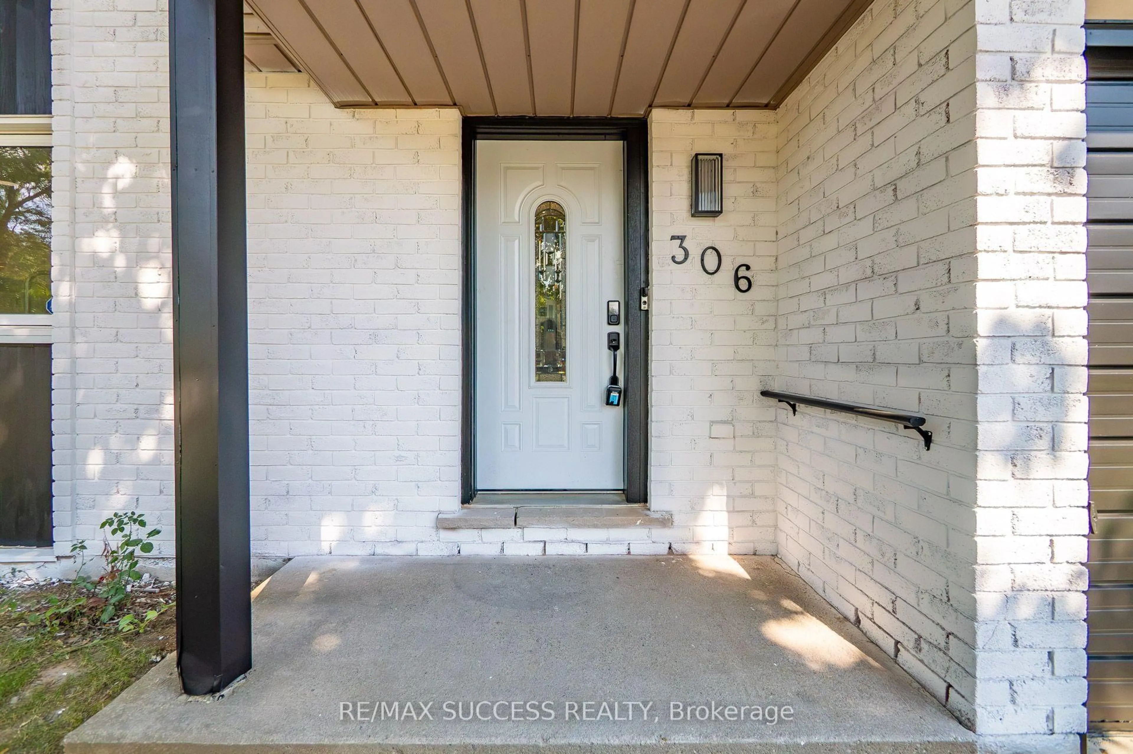 Indoor entryway for 306 Sekura St, Cambridge Ontario N1R 7V8