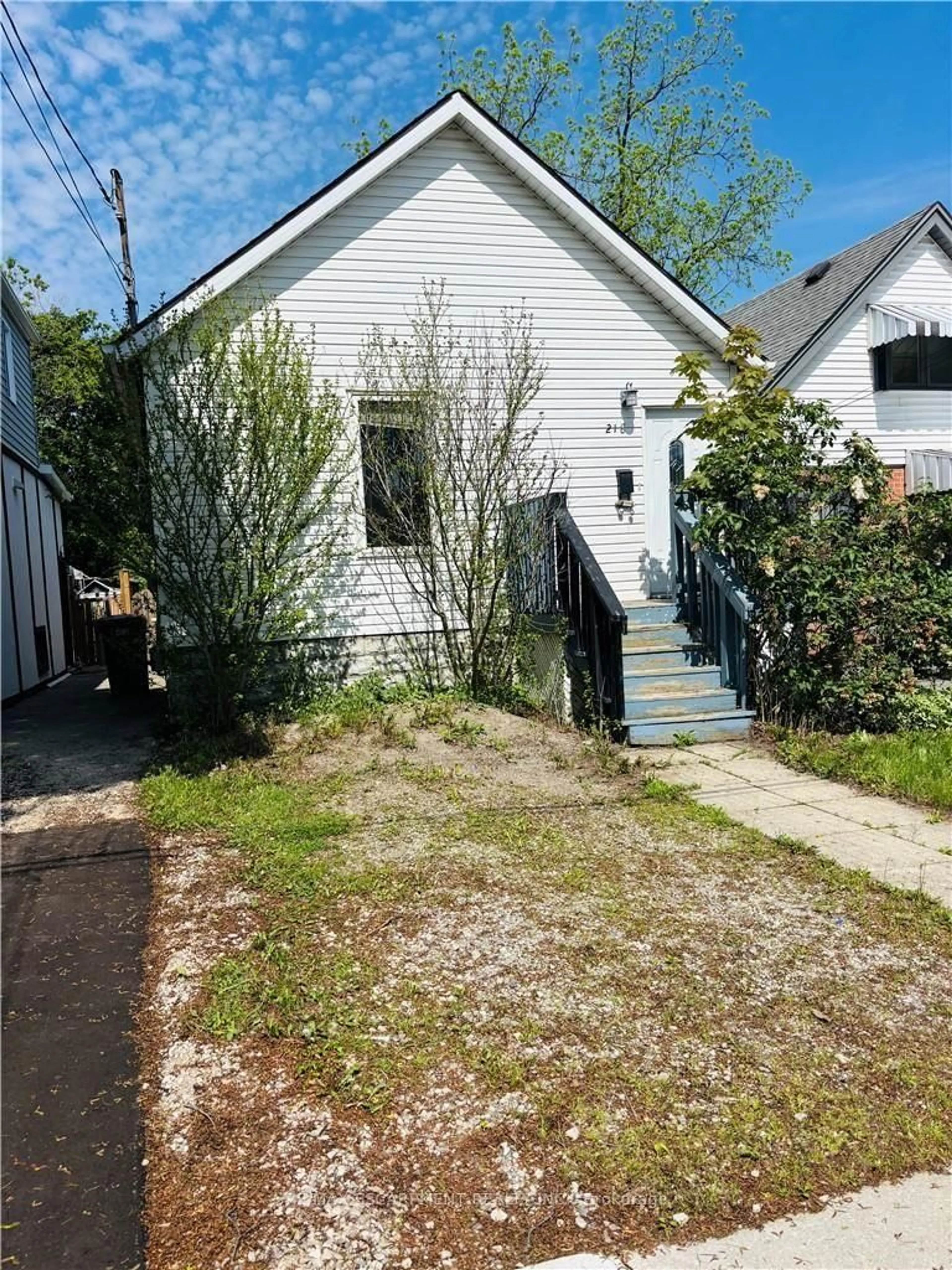 Unknown for 218 East 8th St, Hamilton Ontario L9A 3L8
